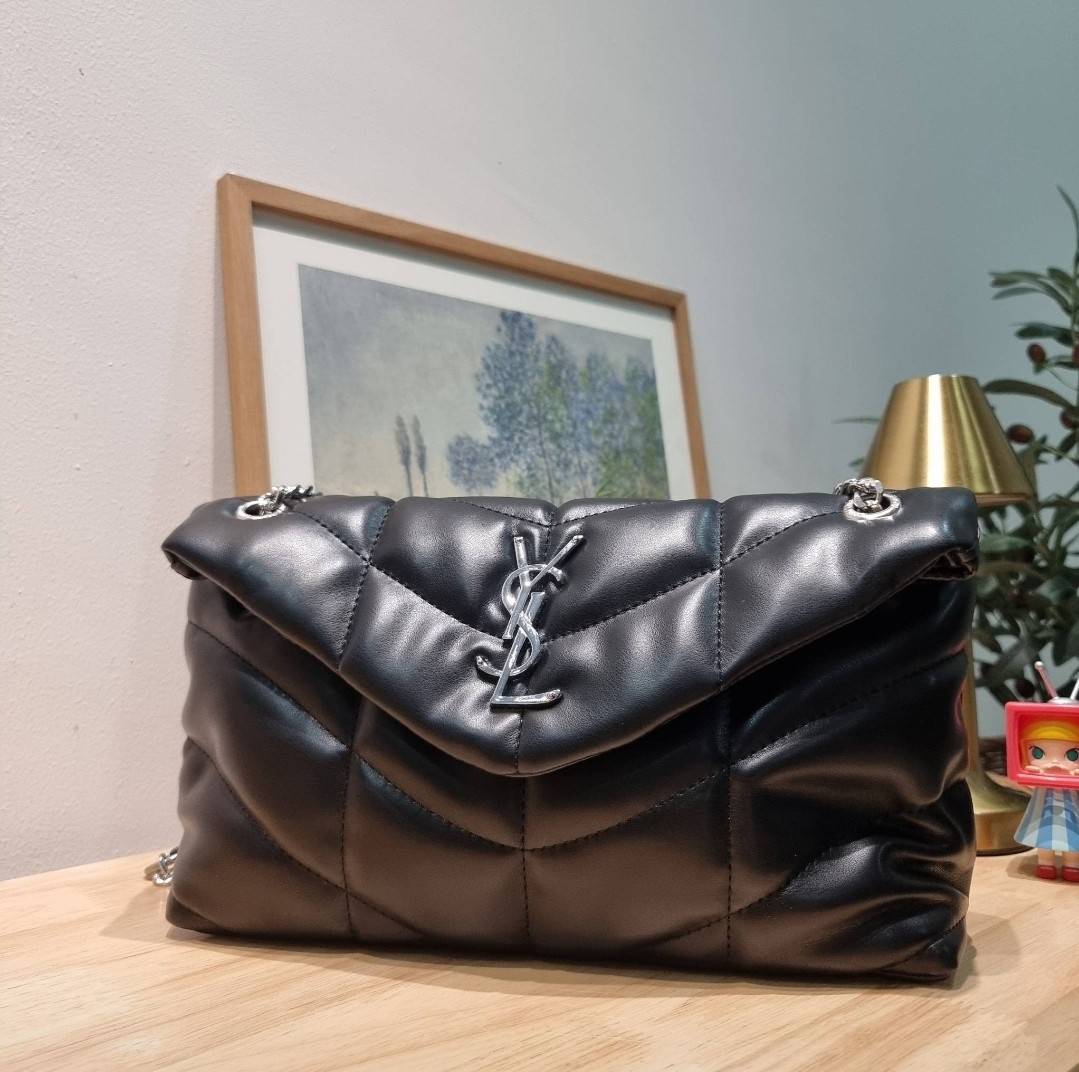 YSL PUFFER SMALL CHAIN BAG IN QUILTED / Yves Saint laurent puffer small chain bag in quilted กระเป๋าสะพายรุ่นยอดนิยม ทรงสวย ใช้ได้บ่อยไม่มีเบื่อ วัสดุหนังสัมผัสนิ่มมือ ดีไซน์เรียบหรู