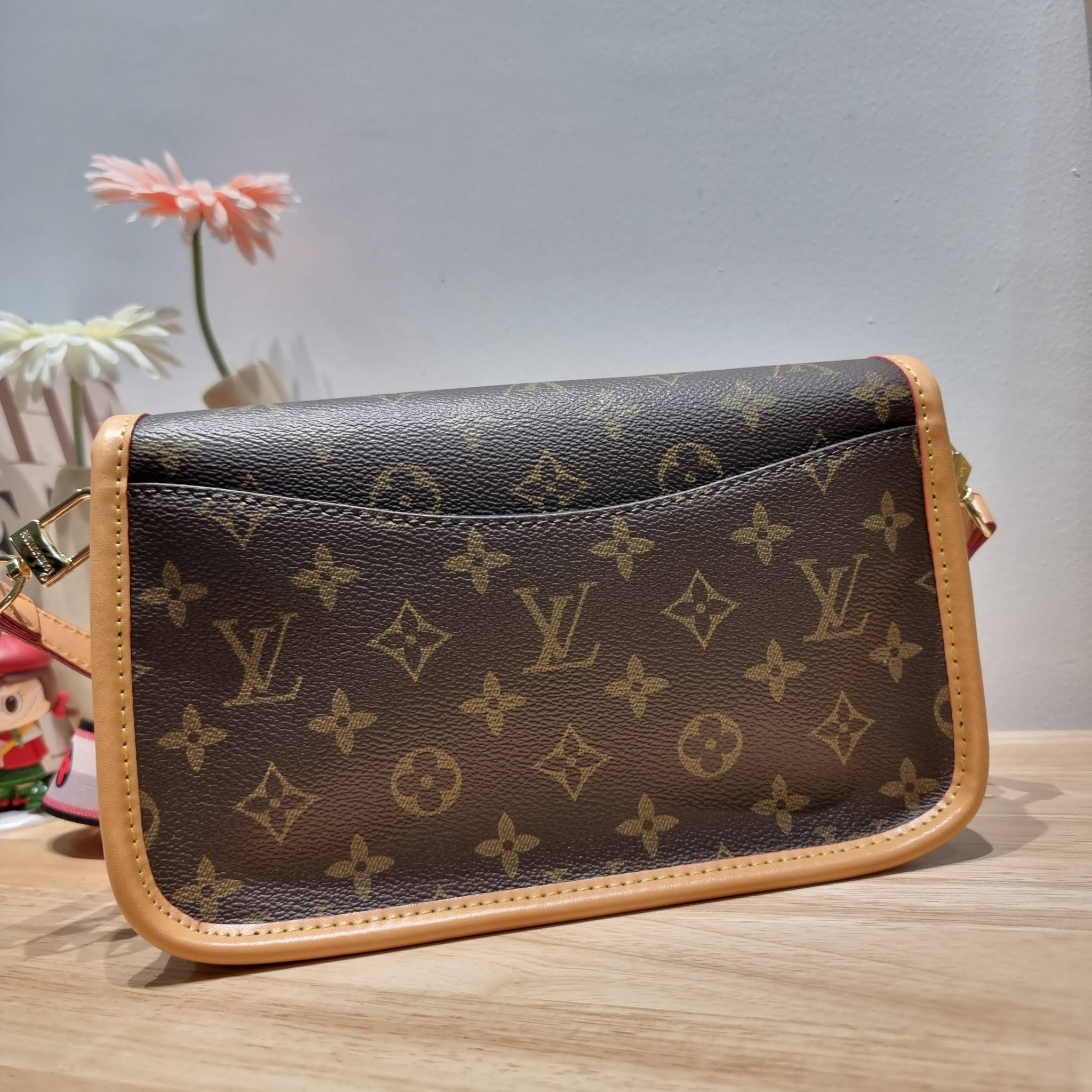 LV Diane Monogram Bag / LV multi handbag กระเป๋ามัลติฟังก์ชั่นสุดคุ้ม ดีไซน์ออกมาน่ารักน่าใช้มากๆ วัสดุหนังแคนวาส มีสายมาให้ถึง 2 แบบ สายหนังคล้องไหล่ได้ และสายสปอร์ตครอสบอดี้ได้ ปรับเปลี่ยนใช้ตามลุคแต่ละวันได้เลย