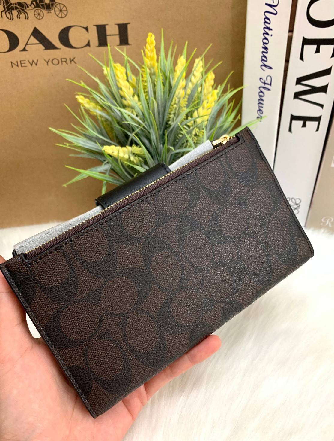 พร้อมส่งครบ 5 สี กระเป๋าสตางค์ที่สาวๆต้องมีติดตัวค่าา😘 COACH TECH WALLET IN COLORBLOCK SIGNATURE ((C2874)) ✔️กระเป๋าเงินใบยาว หนังแท้ พร้อมสายคล้องมือในตัวค่ะ ✔️เปิดปิดด้านหน้าแบบฝากระดุม ภายในมีช่องใส่ธนบัตร2ช่อง ;สามารถใส่มือถือ ip
