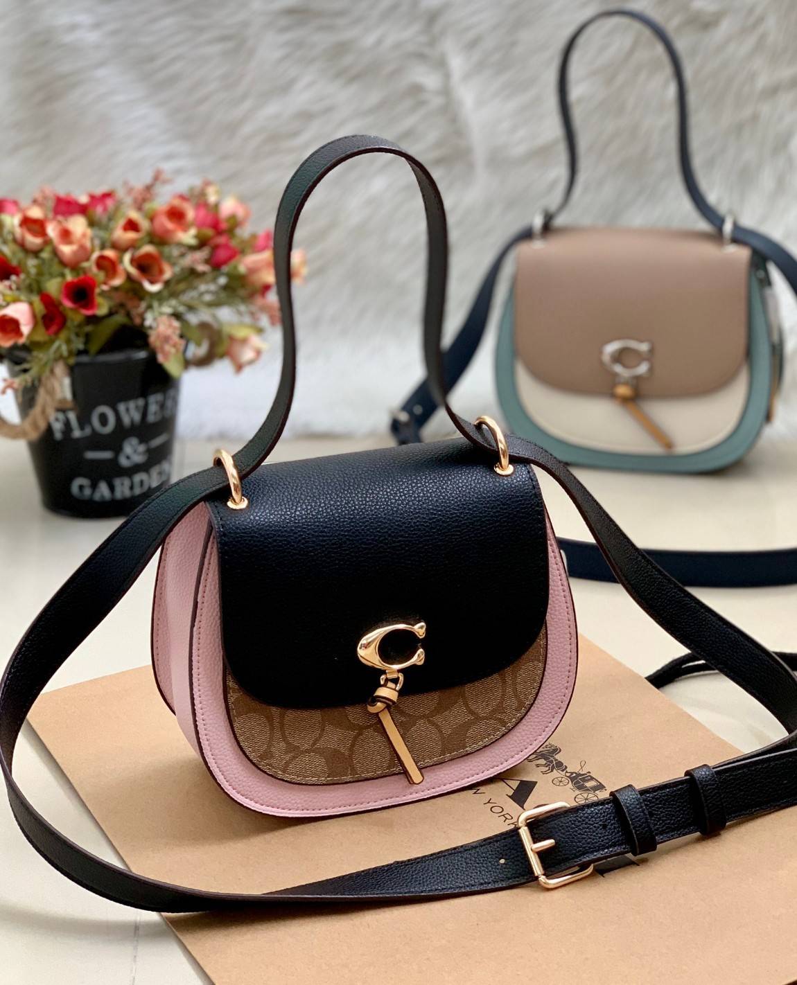 OUTLET 】COACH REMI SADDLE BAG IN COLORBLOCK ((1330)) รุ่นแนะนำ คลาสสิคน่าใช้มากๆ วัยใสๆใช้ดีค่ะ 😘 พร้อมส่งที่ไทยอีกครั้ง! กระเป๋าสะพายข้าง//ครอสบอดี้ร์//หรือทบเป็นสายคู่สะพายไหล่ได้ค่ะ แล้วแต่ชอบเลยค่ะ! วัสดุหนังแท้ ลายหนังสวยมากๆค่ะรุ่นนี้ หลงรัก