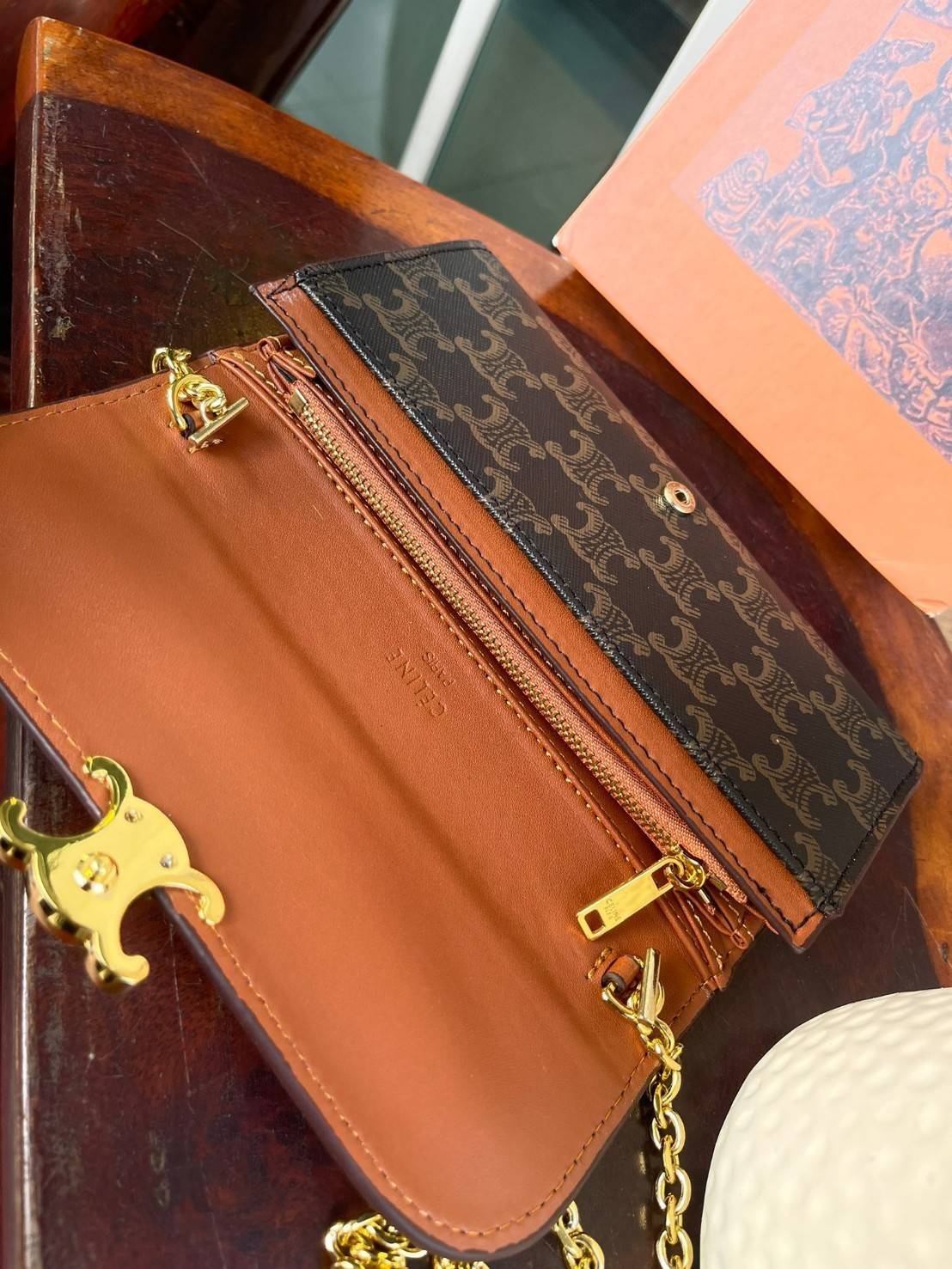 CELINE INSPIRED 2IN1 LONG WALLET ใครมีของที่ต้องจัดเก็บในปริมาณมาก จะต้องถูกใจกระเป๋าสตางค์ผู้หญิงใบนี้แน่นอน เนื่องจากมีช่องแยกย่อยสำหรับใส่ธนบัตร เหรียญ และบัตร รวมแล้วกว่า 10 ช่อง ให้คุณจัดเก็บของต่าง ๆ ได้เป็นสัดส่วน นอกจากนี้ ยังมีช่องใส่ของเบ็ดเตล็ด