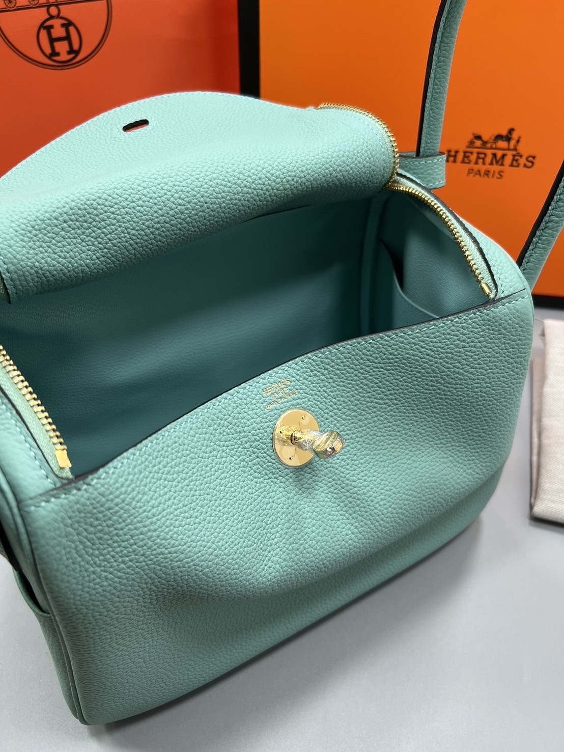 พร้อมส่ง 15 สี HERMES Lindy 26 bag กระเป๋าทรงโท้ทหนังสวยอย่างดี เอกลักษณ์ของความเรียบหรูไฮคลาสอย่างสมบูรณ์แบบ เกรดออริ สลับแท้ งานสวยตามรูป ใช้งานต่างประเทศได้