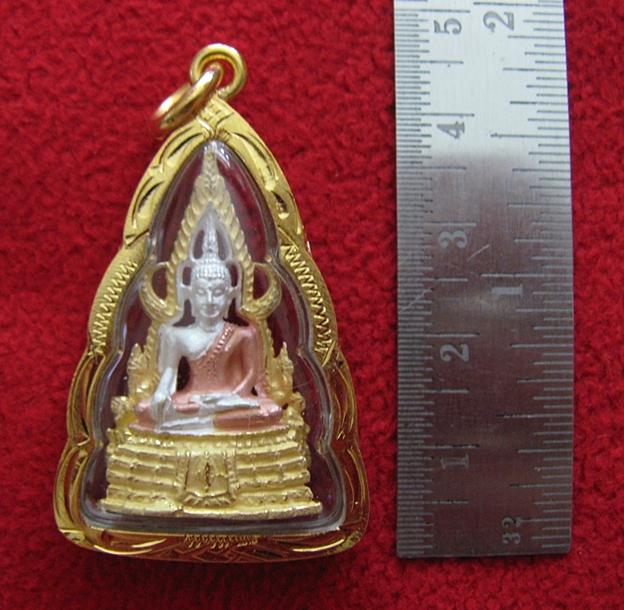 องค์พระพุทธชินราชองค์ใหญ่เนื้อสามกษัตริย์เลี่ยมกรอบหยักทองไมครอนพร้อมใบคาถาค่ะ
