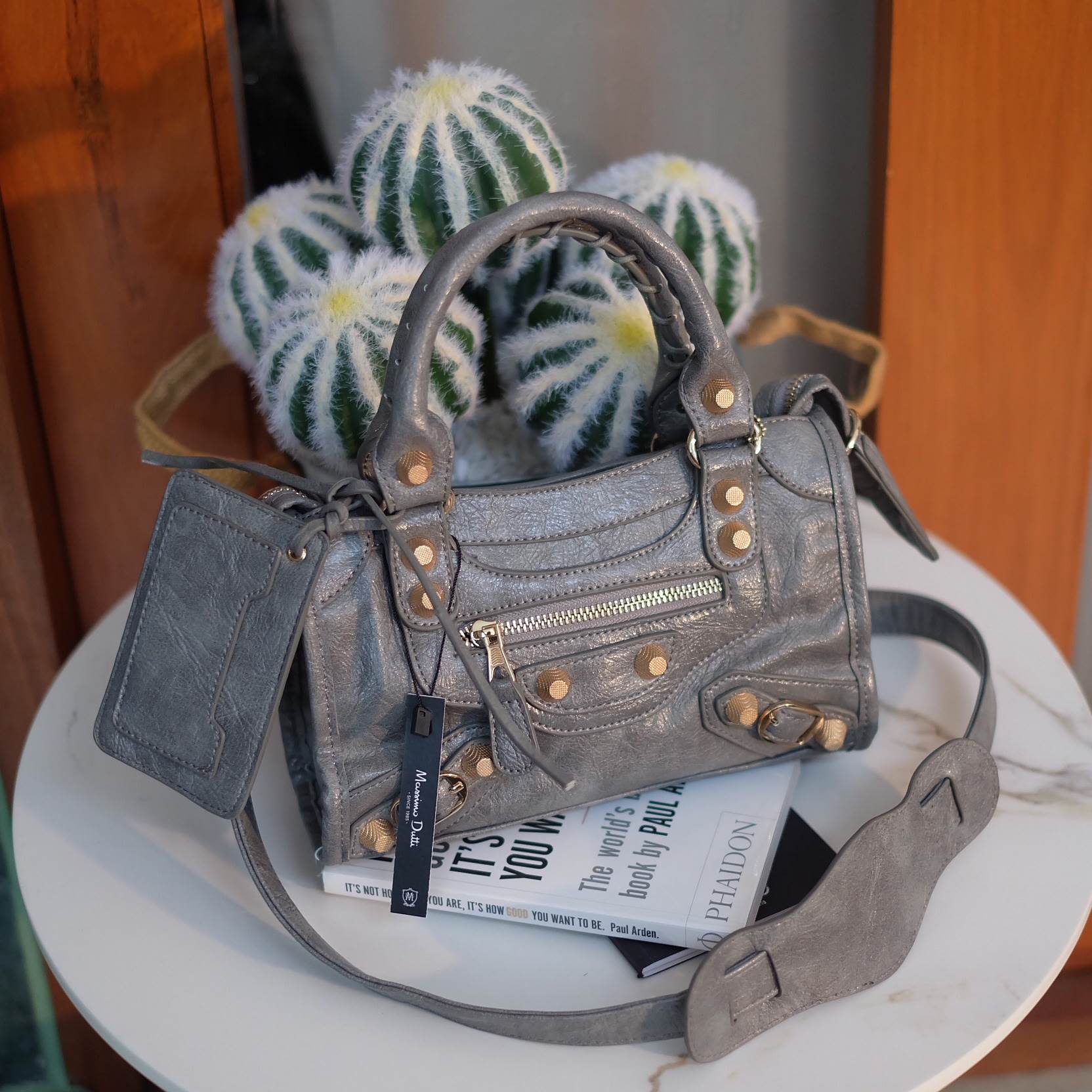 รุ่นขายดี พร้อมส่งละค่า😁❤️ กระเป๋าทรงสุด ฮิตจาก Massimo Dutti ขนาดมินิ สะพายแล้ว ได้ look cool มากค่า รับประกันเลย ภายในมีช่องแยกเก็บเป็นสัดส่วนดีคะ น้ำหนักเบา จุของได้คุ้มคะ มีสายยาวให้ ถือ/สะพายได้เลยคะ ใบนี้ แม่ค้าแนะนำเลย ใช้ได้ทุกโอกาส