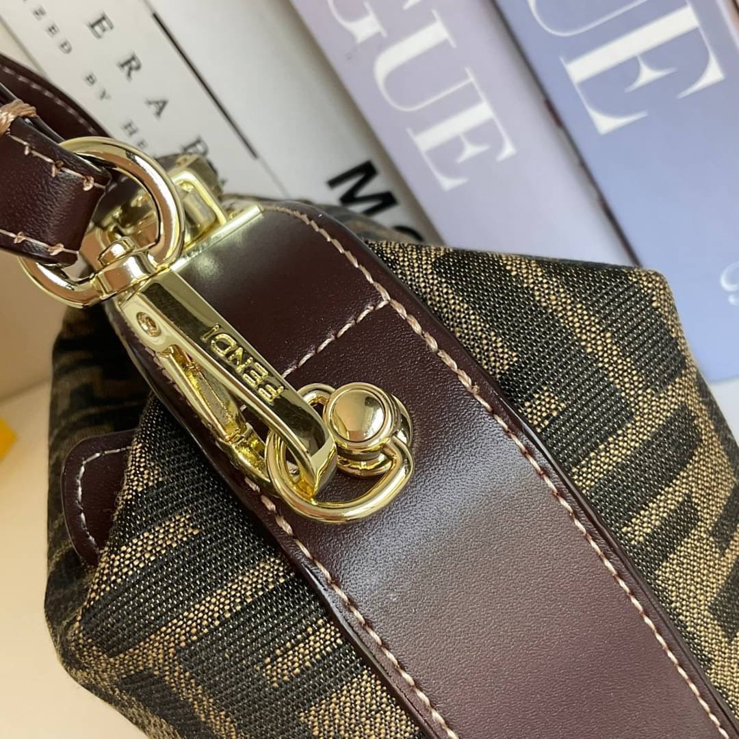 FENDI MINI BAGUETTE BROWN FABRIC BAG วัสดุ CANVAS พิมพ์ลายแบรนด์ *ทรงมินิน่ารัก เปิดปิดด้วยตัวล็อคปั้มลายแบรนด์ พร้อมซิปยาว ภายในมีช่องซิปแยกอีกช่อง สามารถใส่ iphone เงิน ของจุกจิกได้ มาพร้อมสายสะพาย2แบบ ถอดปรับได้ อะไหล่ปั้มแบรนด์สีทอง Rare items เด็ดๆแบ
