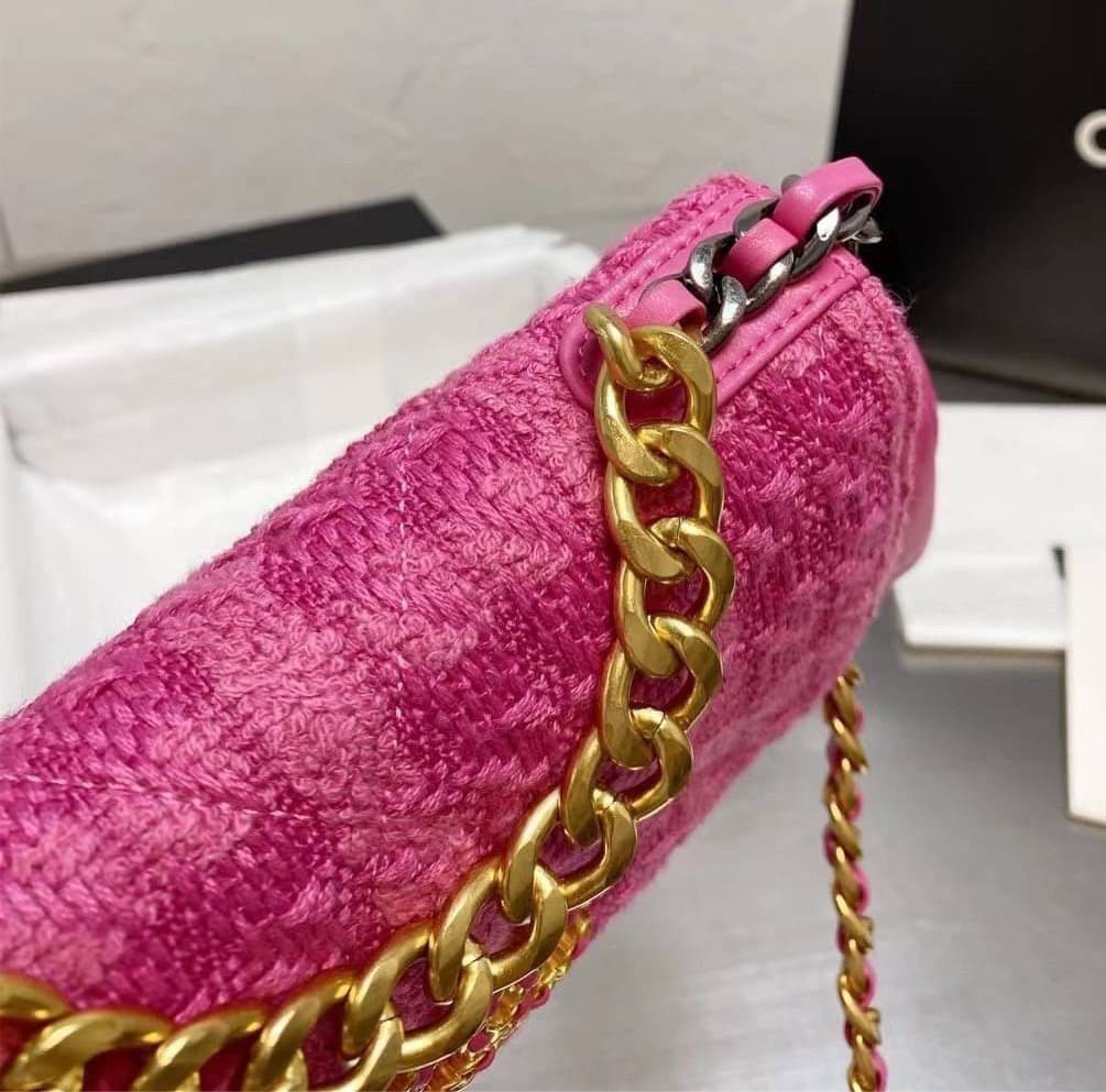 Chanel อเนกประสงค์ รุ่น Limited edition ลายวินเทจ พร้อมใบเล็ก หนังแท้ น้ำหนักเบา มีช่องใส่ของจุกจิก เปิดปิดด้วยฝาปิดกระดุม มีช่องใส่บัตร ช่องซิป ใส่กระเป๋าสตางค์ใบยาว ได้ค่ะ ตัวจริงสวยมากๆถูกใจรีบจองนะคะ ใส่มือถือได้ทุกรุ่น สายสะพายยาวคู่ สะพายได้สองแบบ ป