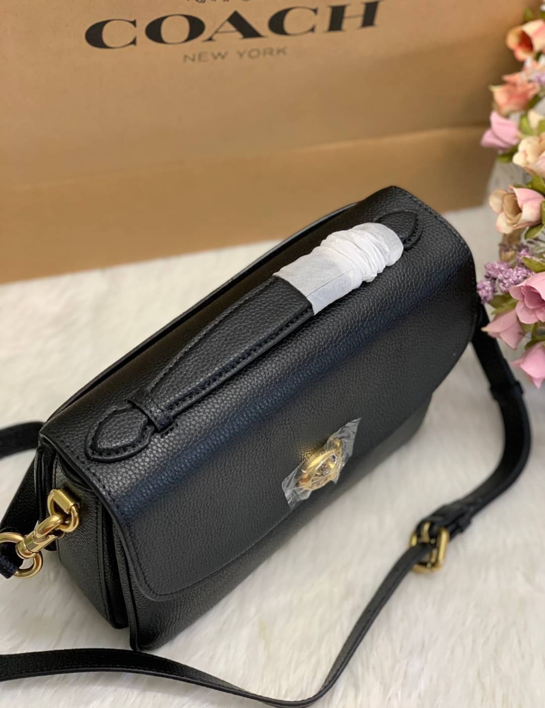 COACH CASSIE CROSSBODY BAG((68349//68348)) พร้อมส่งค่ะ! รุ่นฮิต กระเป๋าหิ้วได้//สะพายข้างหรือครอสบอดี้ร์ได้ หนังแท้นิ่มสวย เปิดปิดกระเป๋าแบบหมุนล็อค ภายในกระเป๋ามี3ช่องให้ใส่ของ แต่ล่ะช่องกว้าง สามารถใส่กระเป๋าเงินใบยาวได้;ของอื่นๆได้จุทีเดียวค่ะ ;มีช่องซ