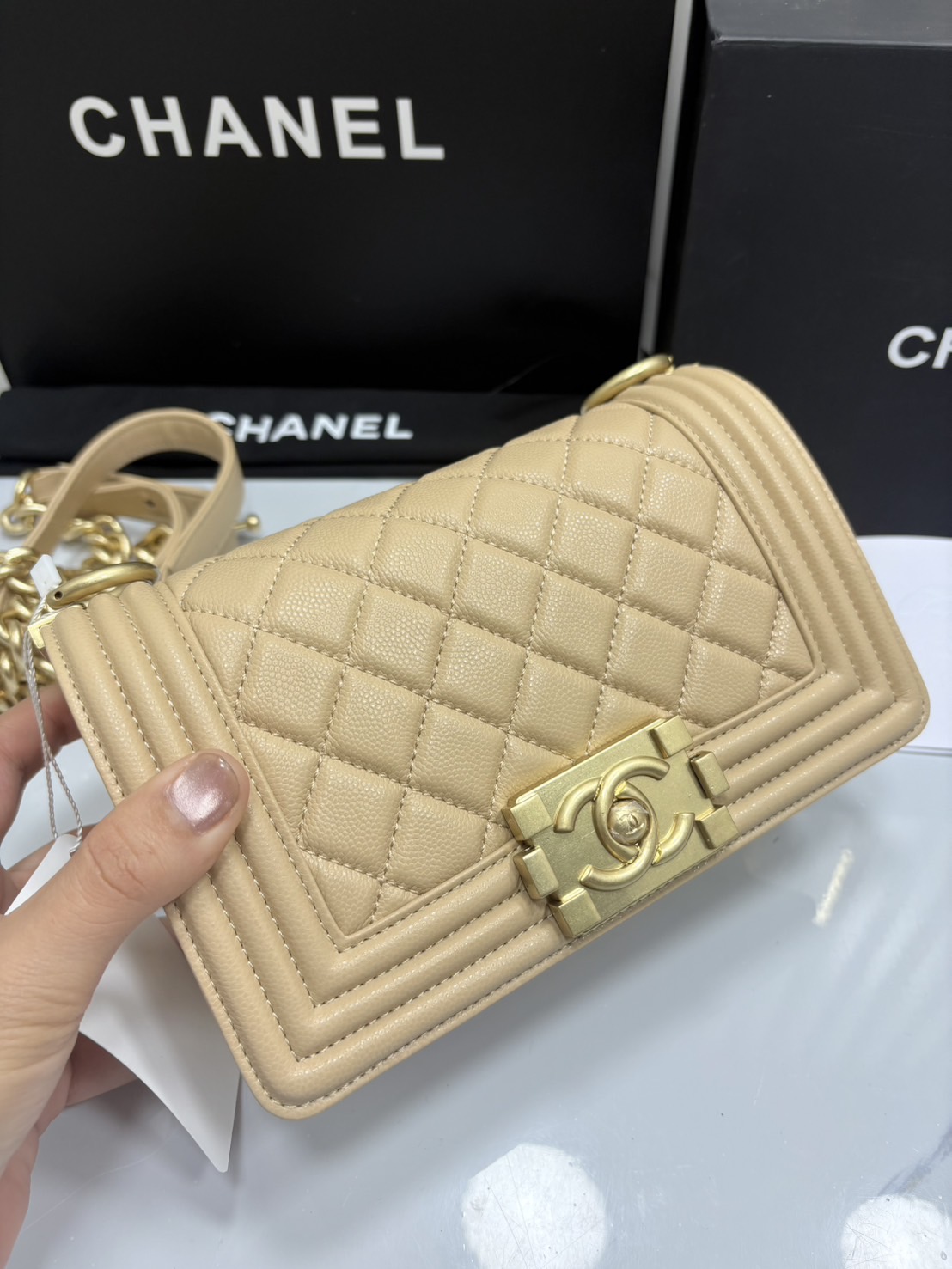 ORI หนังแท้ | CHANEL Boy 20cm shoulder bag กระเป๋าสะพายรุ่นยอดนิยมสุดคลาสสิคตลอดกาล หรูหราระดับตำนาน สวยงามเหนือกาลเวลา ขนาดเล็กน่ารัก ไม่ว่าเวลาจะผ่านไปเเค่ไหนก็ไม่เคย Out เรียบ หรู คลาสสิค ผู้ดี ไฮโซที่แท้ทรูสวยมากค่ะ