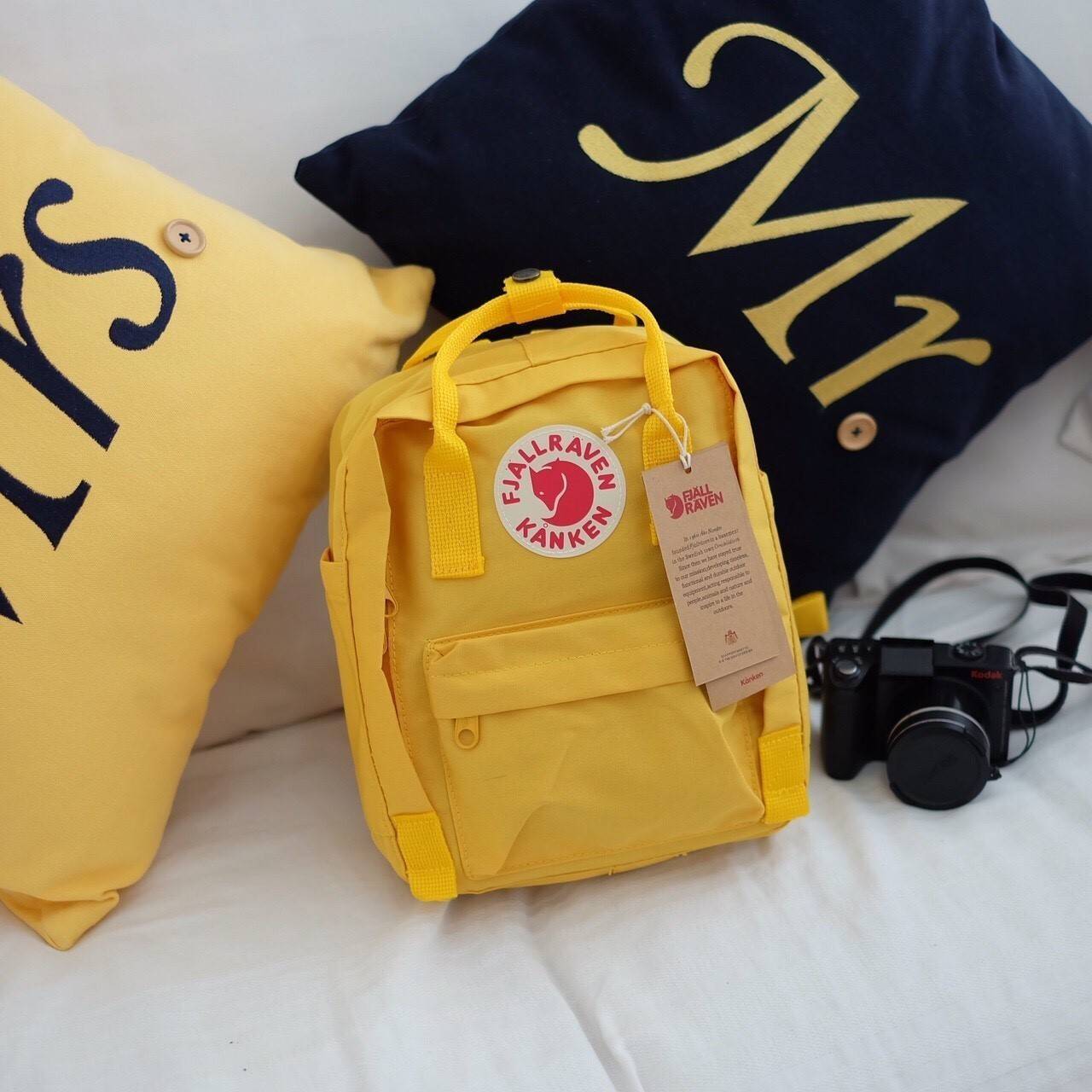 Kanken backpack กระเป๋าเป้สุดฮิต คุณสมบัติมีความทนทานสูงและสามารถกันน้ำ ทำจากเส้นใยพิเศษ เรียกว่า Vinylon-F มีซิปกลางที่เปิดเข้าไป ส่วนข้างในกระเป๋า ด้านในจะมีโฟมสำหรับรองแผ่นหลัง สะพาย สะพายสบายค่ะ เหมาะเป็นกระเป๋าเป้ที่สะพายไปโรงเรียน วันว่างสบายๆ หรือเ