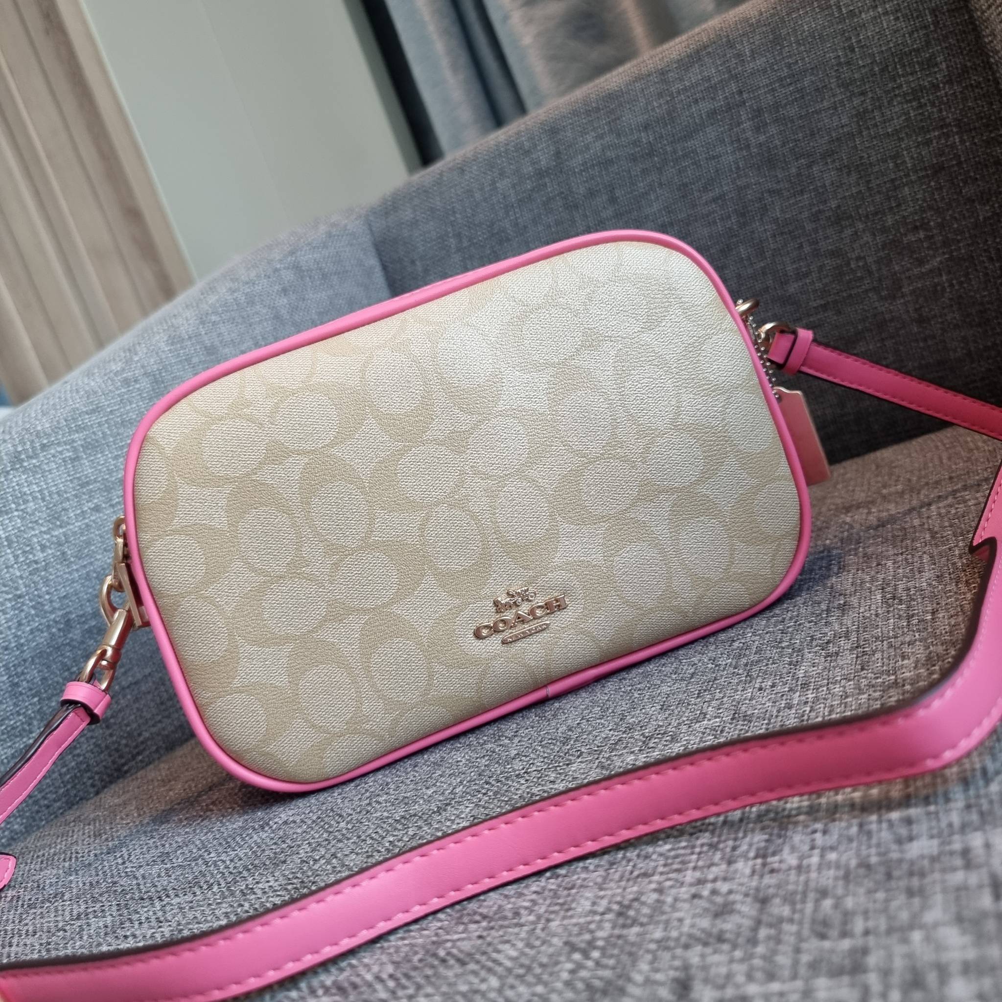 OUTLET 】COACH F68168 JES CROSSBODY IN SIGNATURE CANVAS รุ่นยอดฮิต!! กระเป๋าสะพายข้าง รุ่น 2 ซิป ใบใหญ่จุใจ สีคลาสสิคขายดี!! วัสดุหนังแคนวาสเคลือบลาย เปิด-ปิดด้วยซิป 2 ช่องหลัก ใช้งานง่าย ทรงสวยมากๆรุ่นนี้ มาพร้อมสายสะพาย crossbody ปรับได้ตามตัว ภายในใส่ขอ