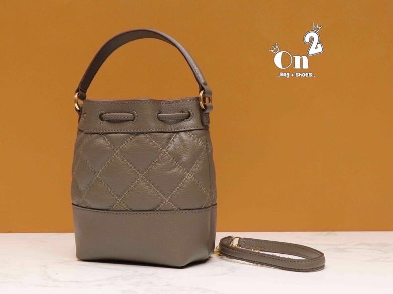 TORY BURCH WILLA MINI BUCKET BAG สุดปัง กระเป๋าสะพายทรงบัคเก็ต สวยผู้ดี โดดเด่นด้วยโลโก้สีทองดูหรู อัพลุคผู้ดี๊ผู้ดี วัสดุหนังแท้ ดีไซน์บุนวม เส้นคมดีเทลหรู เปิด-ปิดหนังรูดปากกระเป๋า มีหูหิ้วในตัว คล้องแขนเก๋ๆ ภายในเป็นช่องโล่ง มีช่องย่อย ใส่ของสำคัญจุกจิ