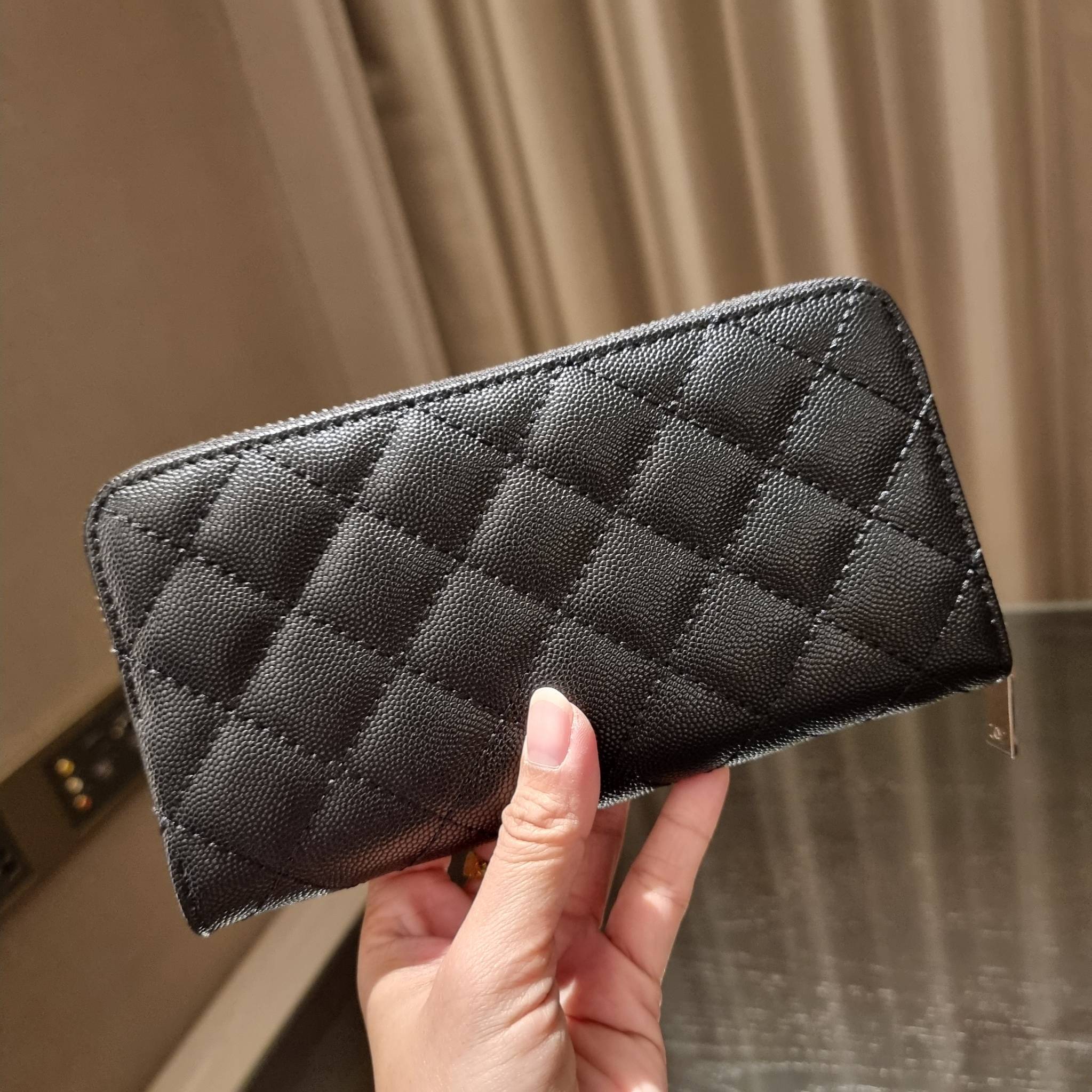 VIP 】กระเป๋าสตางค์ใบยาวรุ่นซิปรอบ สวยรับทรัพย์จาก Chanel วัสดุหนังลายคาร์เวีย ใช้แล้วขับผิวสุดๆ เปิด-ปิดด้วยซิปรูดรอบใบ ใช้งานง่าย ภายในกระเป๋ามีช่องใส่บัตรได้ ใส่ธนบัตรหรือเหรียญได้ มีช่องซิปแยกอีกหนึ่งช่อง ดีไซน์เรียบหรูแบบนี้ สาวๆห้ามพลาดกันน้า!! ซื้อใ