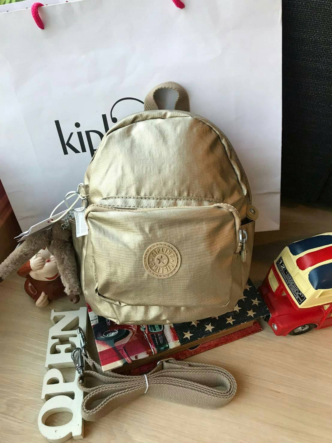 Kipling Kaopin Mini Backpack Woman’s กระเป๋าเป้สะพายรุ่นใหม่!!ขนาดมินิ สามารถแบบเป้หรือทรงcrossbody ได้ มีหลายช่องใช้งาน ด้านหน้าเป็นช่องซิปเล็กใส่ของจุกจิก ภายในมีช่องเล็กแยกเป็นสัดส่วน ใส่กระเป๋าสตางค์ยาวหรือมินิไอแพคได้ ขนาดกะทัดรัด มาพร้อมพวงกุญแจลิงส