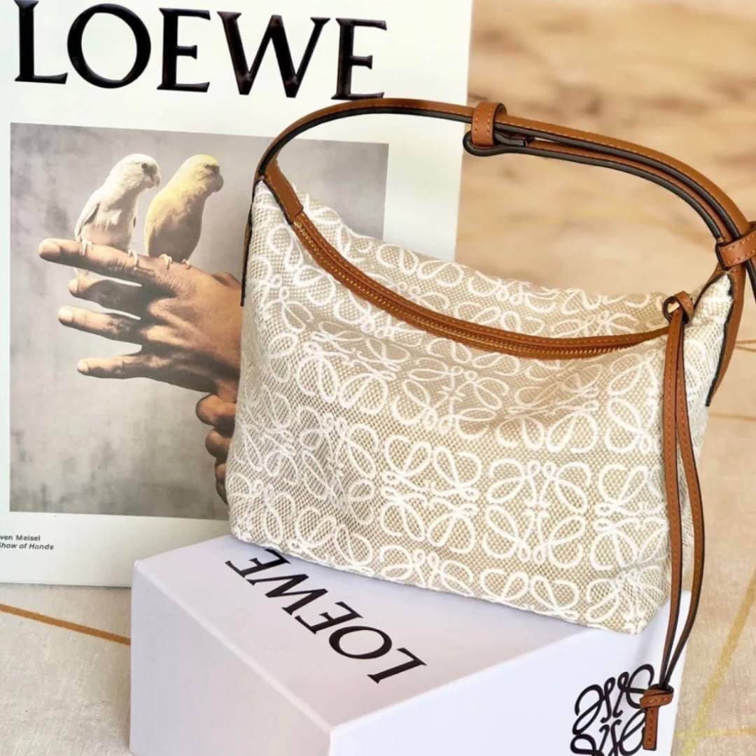 LOEWE CANVAS BAG VIP GIFT WITH PURCHASE (GWP) พรีเมี่ยมกิ๊ฟ Limited จาก LOEWE HAUTE PARFUME DUTYFREE COUNTER วัสดุ CANVAS ตัดหนังแท้ ดีไซน์ทรงยอดฮิตประจำปีเลย! ปักโลโก้แบรนด์บนผ้าทั้งใบเป็นเอกลักษณ์ เปิดปิดด้วยซิปยาวภายในโล่งกว้าง ใส่กระเป๋าสตางค์ยาว มือถ