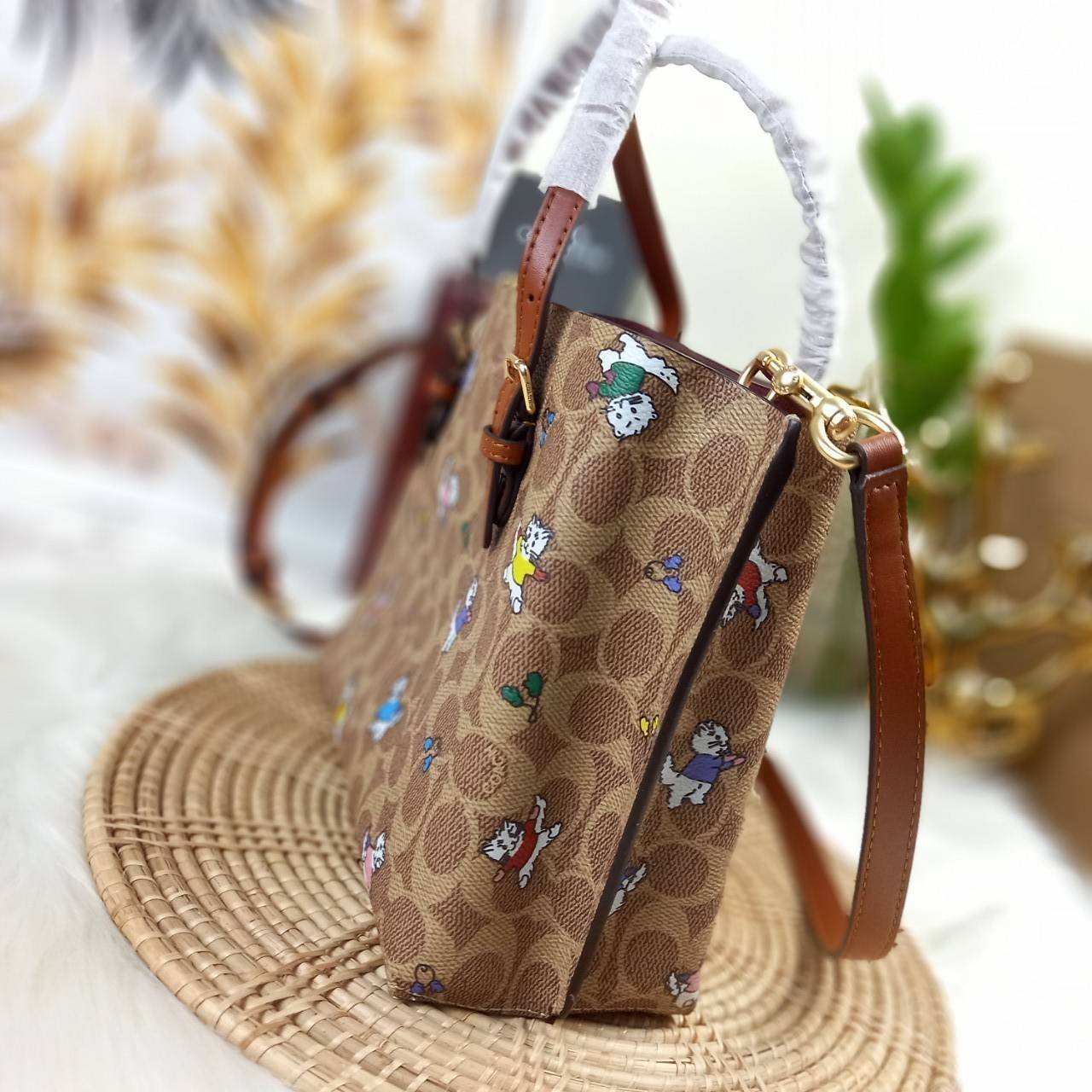 ไม่หลงรัก ทำไงไหว!! COACH MOLLIE TOTE 25 IN SIGNATURE CANVAS WITH SNOOPY (COACH C4250) กระเป๋าถือ กระเป๋าสะพาย รุ่นฮิต พิมพ์ลาย น่ารักเกินเบอร์ได้อีก// ขนาดเหมาะมือ มีสายสะพายยาว ถอดและปรับระดับได้ //วัสดุแคนวาส ผสมหนังแท้ ขึ้นทรงสวย ลาย SIGNATURE ด้านในโ