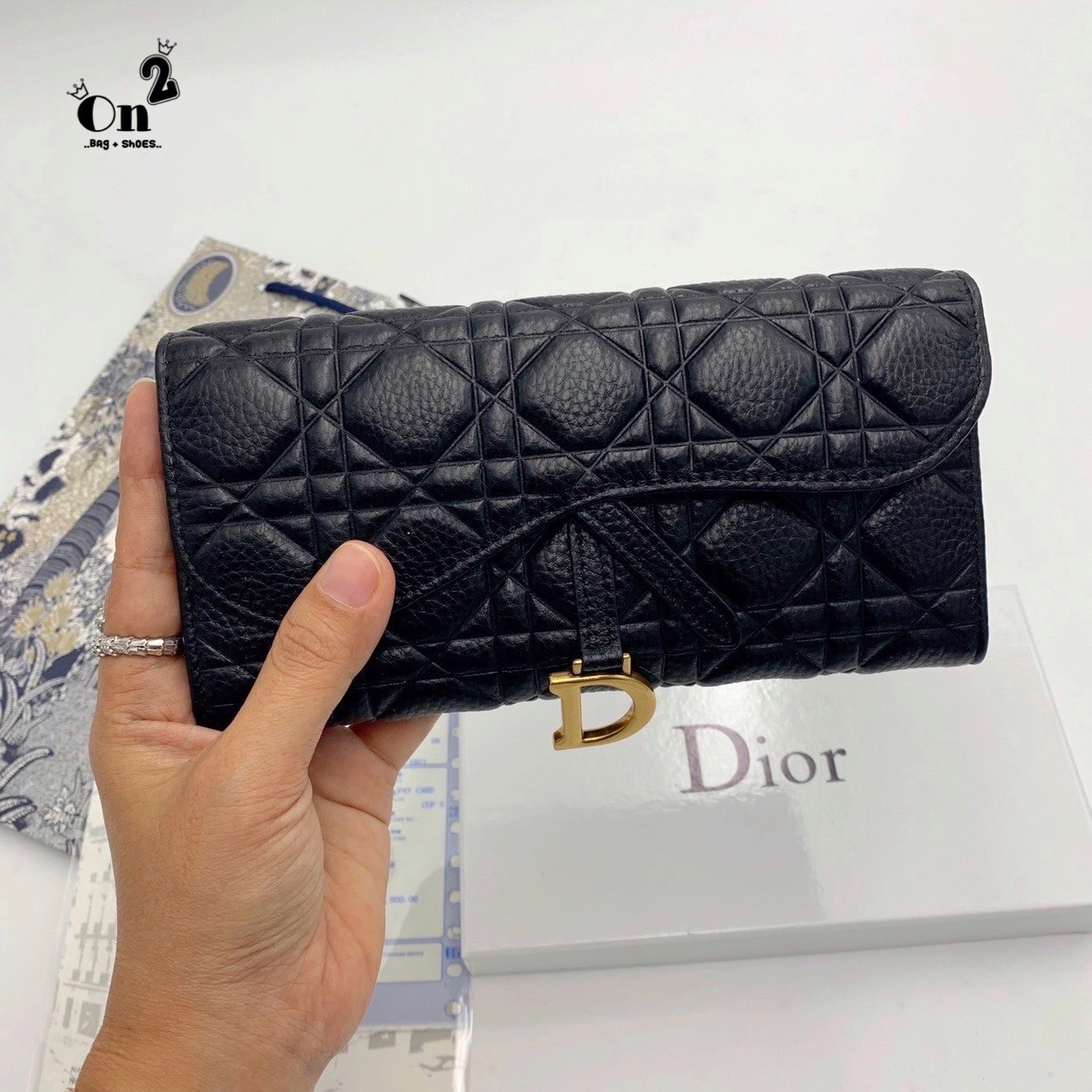 Dior Long Wallet กระเป๋าสตางค์ใบยาว เปิดหน้าทรงเคิร์ป สวยหรู งานหนังนิ่มฟู มาพร้อมอะไหล่สีทองหรูหรา ด้านในมี 3 ช่องใช้งาน งานจริงคือสวยมาก มาให้สาวๆเลือกใช้กัน 3 โทนสี ราคาดีย์มากกน้าาา
