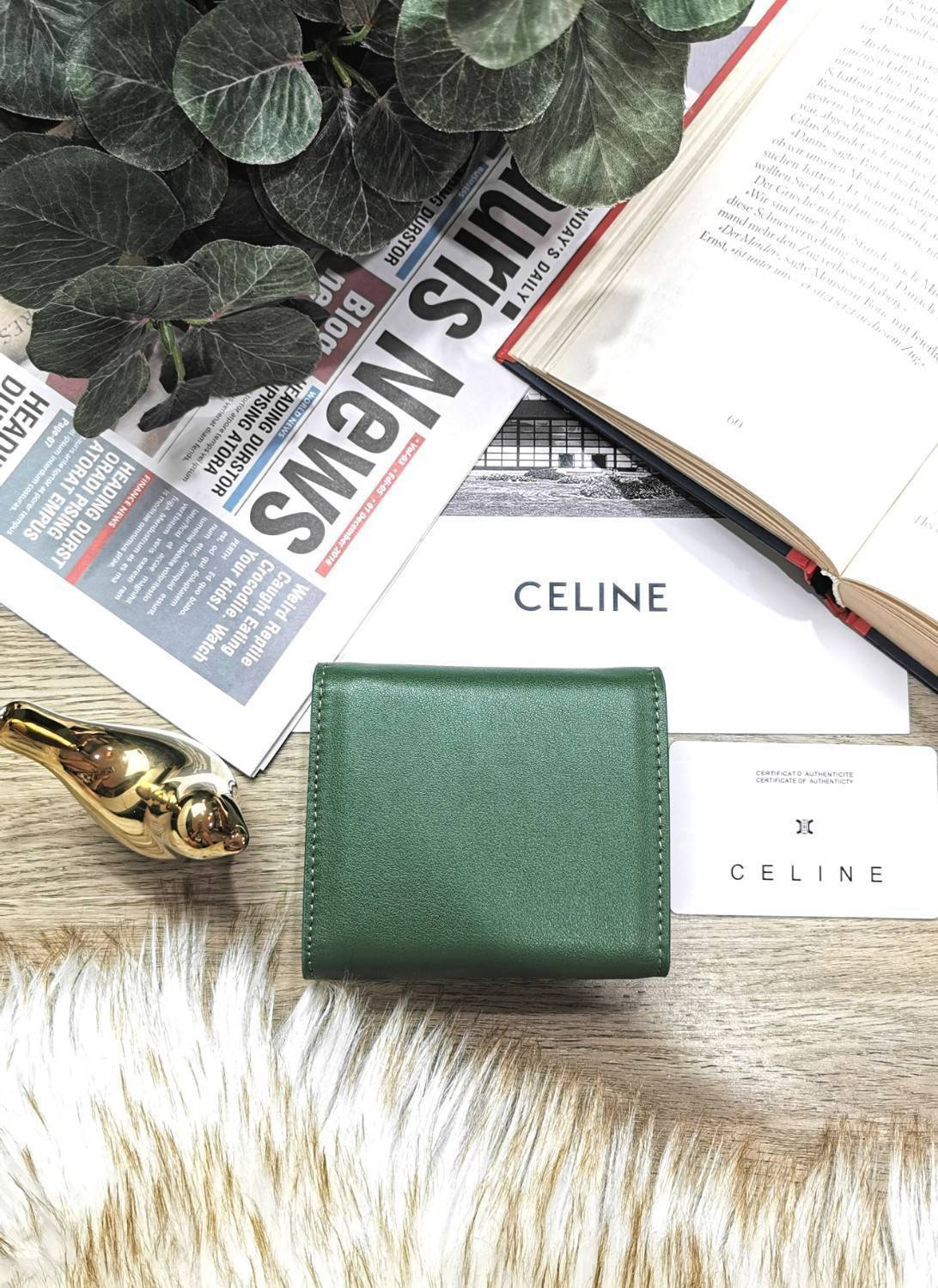 สีใหม่พร้อมส่ง! สีเขียวเหนี่ยวทรัพย์!✴️ NEW IN! CELINE SHORT WALLET VIP GIFT WITH PURCHASE (GWP) พรีเมี่ยมกิ๊ฟ Limited จาก CELINE HAUTE PARFUME DUTYFREE COUNTER หนังเรียบสวยอยู่ทรงมีโลโก้ด้านหน้าเปิดปิดด้วยฝาพับกระดุม