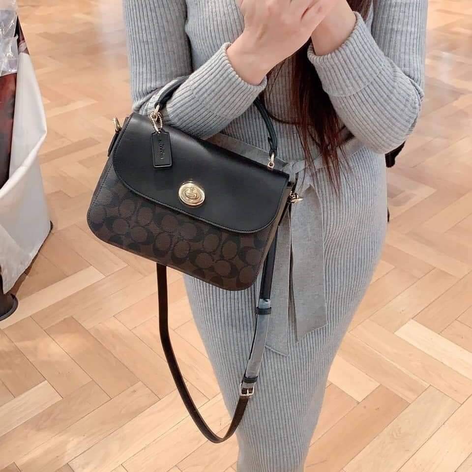 COACH C1765 MARLIE TOP HANDLE SATCHEL IN SIGNATURE CANVAS กระเป๋าถือ/สะพายข้าง มีดีไซน์ยูนีค โดดเด่น ตกแต่งโลโก้ด้านข้างอะไหล่ทอง สวยคลาสสิคด้วยวัสดุแคนวาสสลับหนังแท้ เปิด-ปิดด้วยตัวล็อคแน่นหนา ภายในเป็นช่องโล่ง ใส่ของได้ครบครัน มาพร้อมหูจับในตัวและสายสะพ