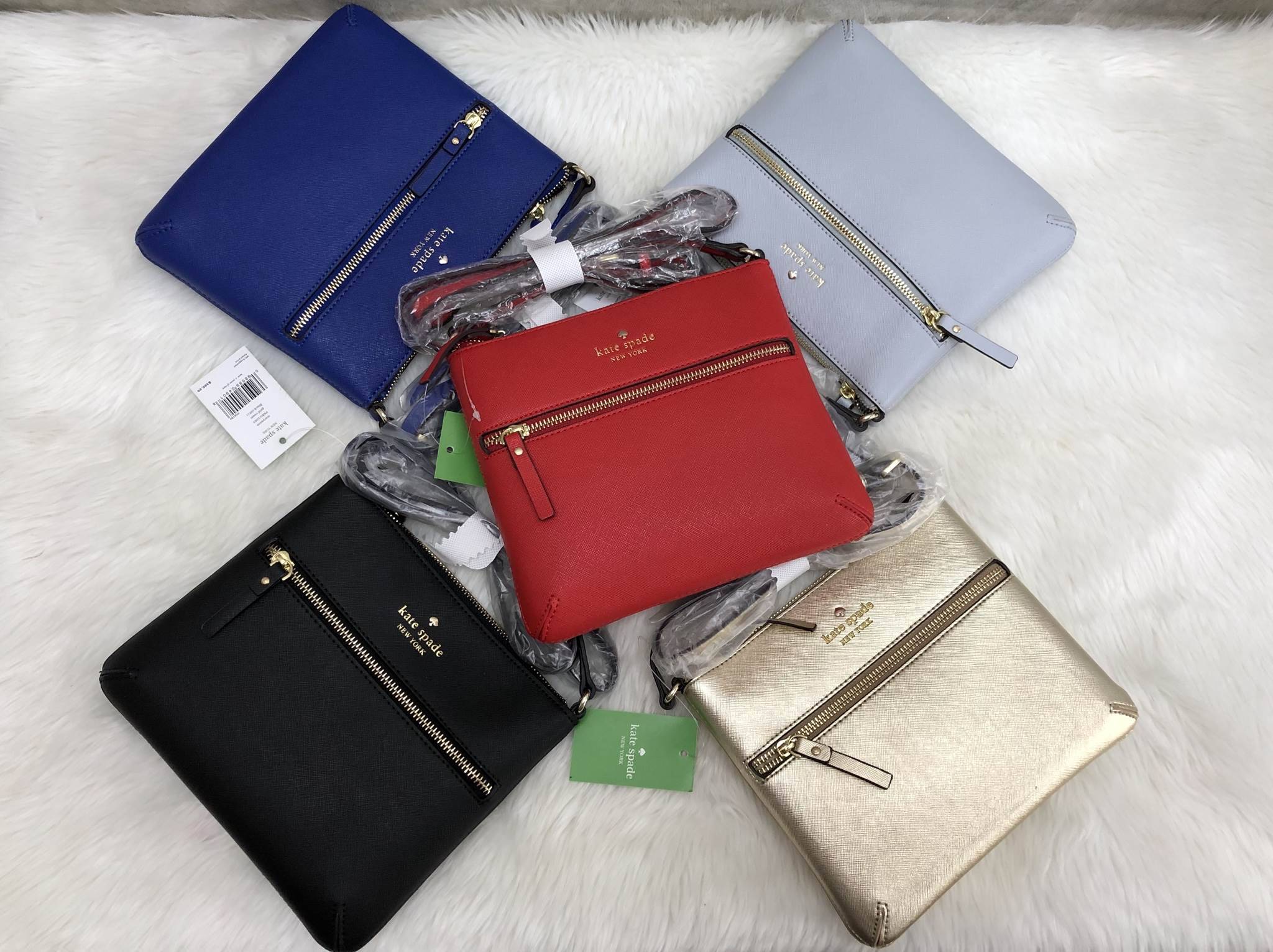 New Arrival Kate spade new york saffiano crossbody bag พร้อมส่งค่ะ!!! กระเป๋าสะพายแบบครอสบอร์ดี้ ลายหนังซาฟเฟียโน่ ทรงสวย ขนาดกำลังดีทีเดียวค่ะ ด้านหน้ามีหนึ่งช่องซิปสำหรับใส่มือถือหรือของจุกจิก เปิดปิดกระเป๋าช่องหลักแบบซิป ด้านในโล่ง ใส่ของจุพอประมาน มีช