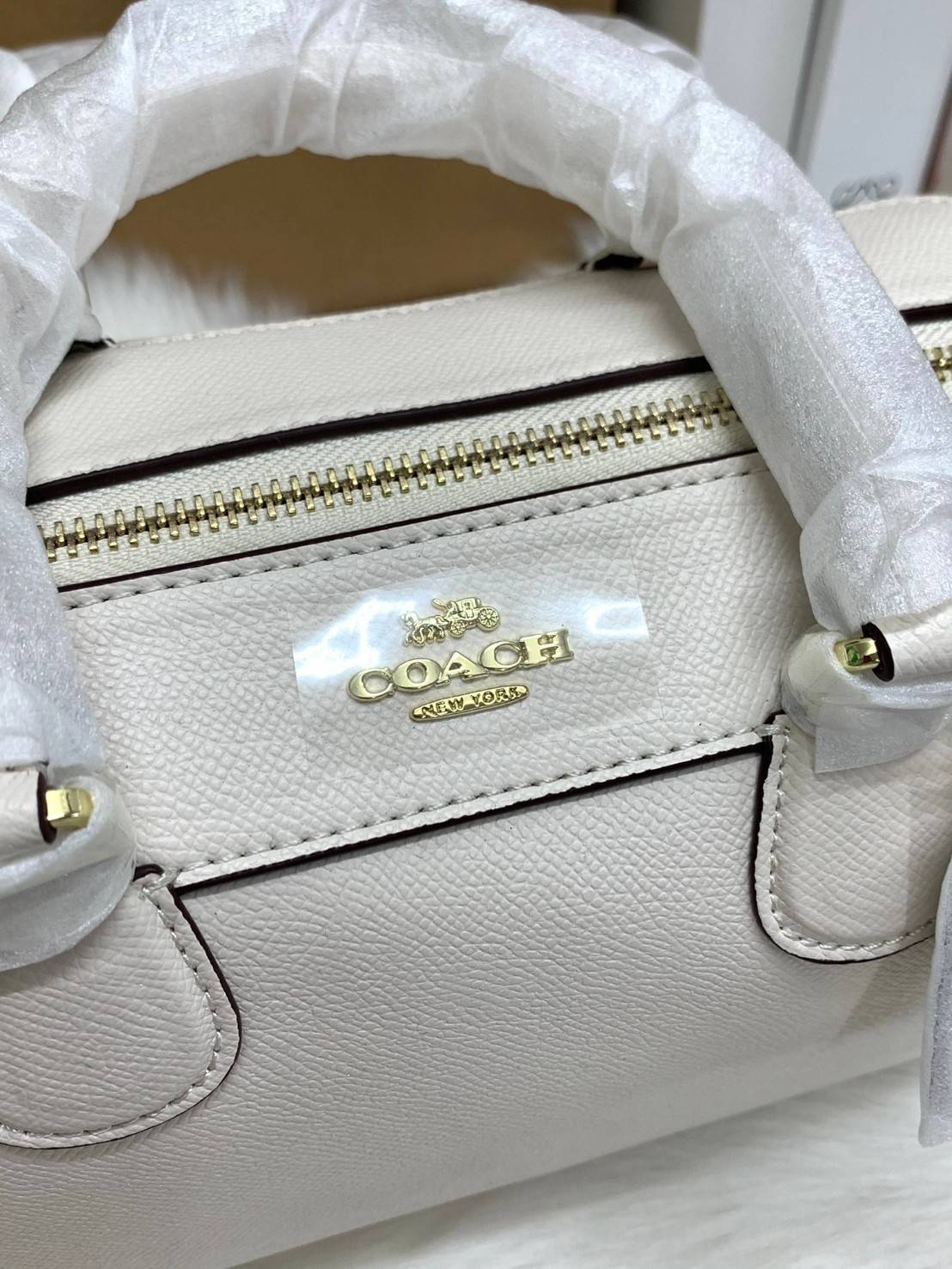 รุ่นอะไหล่ทองเข้าแล้วจ้าา ห้ามพลาดค่ะ Coach Bennett Boston Bag in Crossgrain Leather ((32202)) พร้อมส่ง รุ่นที่สาวๆหลายๆคนถามถึงกันค่า! กระเป๋าทรงหมอน หนังแท้ ลายหนังสวยมากค่ะ ไม่ว่ายุคไหนๆก็สวย ดูดี ทรงฮิตในตำนานค่ะ ✔️อะไหล่ทองหรูสวย เปิดปิดกระเป๋