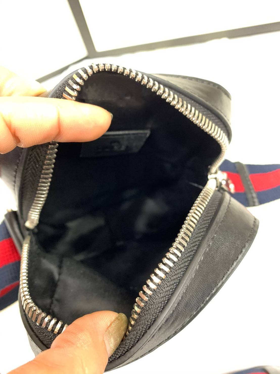 พรีเมี่ยมกิ๊ฟแท้ 100% 】พร้อมส่งที่ไทย!! ที่นี่ที่เดียว Gucci Men's Black Supreme Logo Canvas Flight Bag งานหนังแท้ มีจำนวนจำกัด มาพร้อมถุงกระดาษแบรนด์