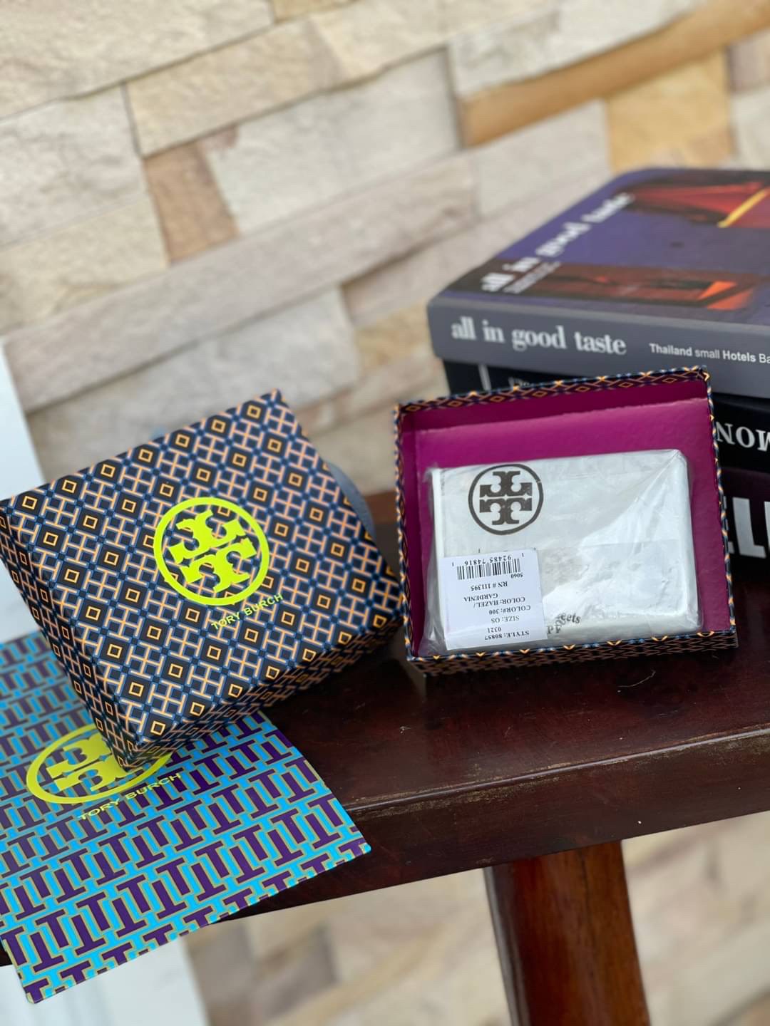 ของแท้ 💯% 】Tory burch T monogram jacquard embroidered mini wallet สวยงามด้วยดีไซน์ กระเป๋า T Monogram สำหรับสาว ๆ ที่ไม่ชอบจัดเก็บของต่าง ๆ ในกระเป๋าสตางค์มากนัก ต้องถูกใจกระเป๋ารุ่นนี้แน่นอน