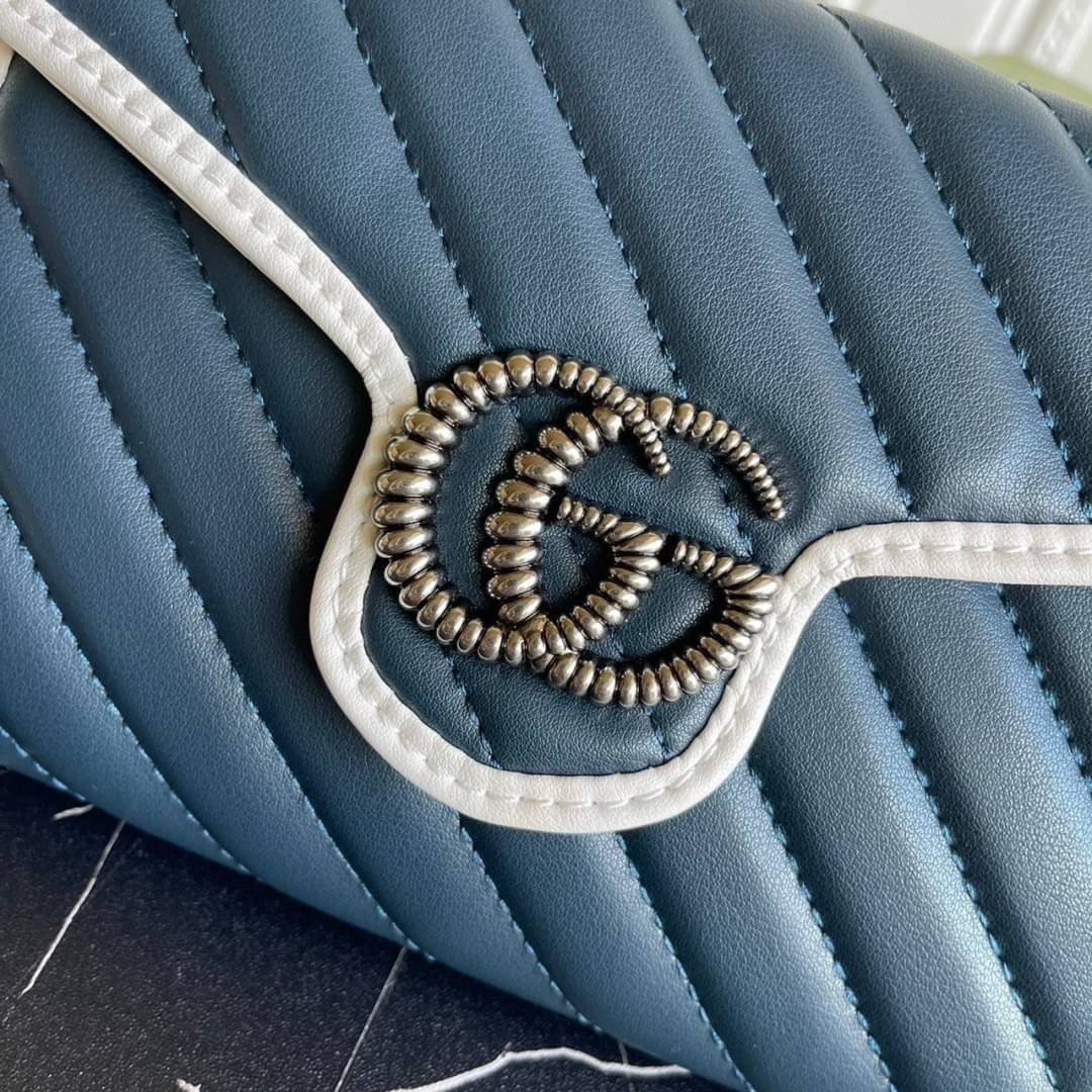 หนังแท้ GG Marmont matelassé mini bag พร้อมส่งที่ไทย GUCCI Wallet on Chain ภาพสินค้าถ่ายจากงานขายจริง รุ่นนี้หนังสวยมากค่ะ ละมุนที่สุด ใส่บัตร ใส่แบงค์ได้ รับรองว่าจะเป็นกระเป๋าที่จะหยิบใช้งานได้บ่อยๆ รับประกันความสวยปังค่าาา