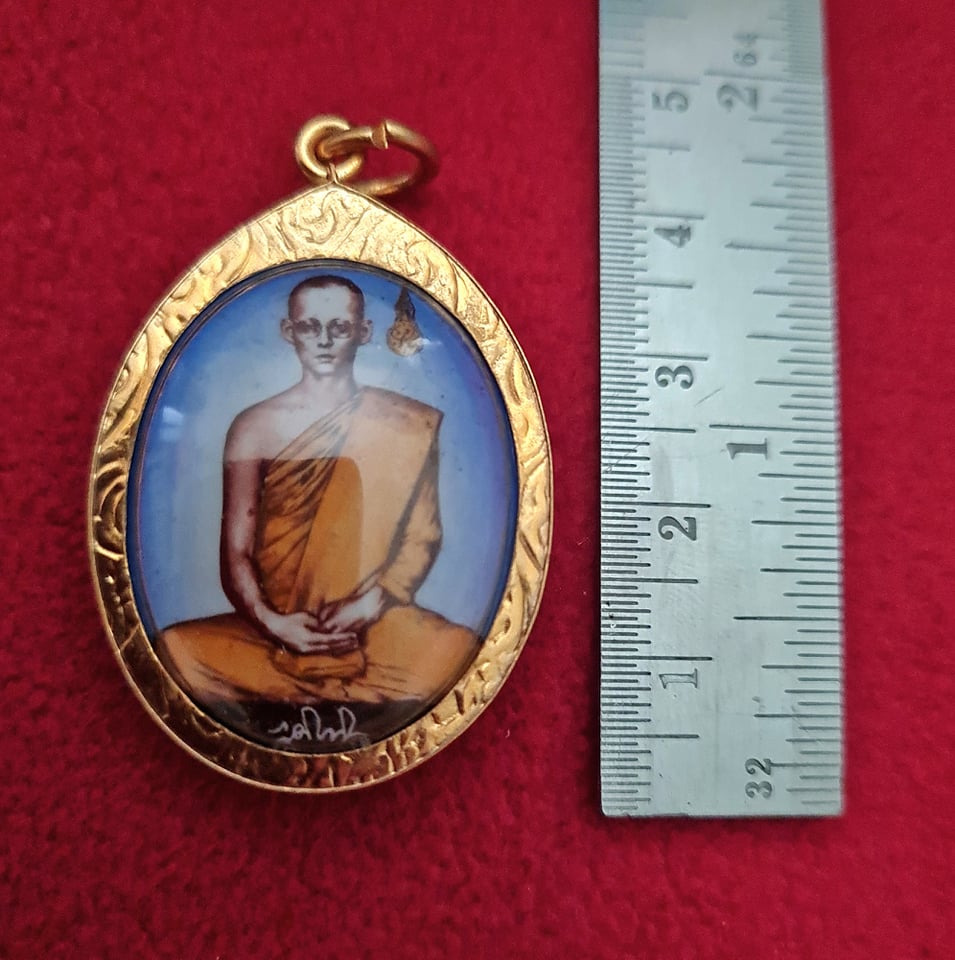 ล็อกเก็ตร.9ทรงผนวช พื้นสีน้ำเงิน เลี่ยมทองไมครอนค่ะ