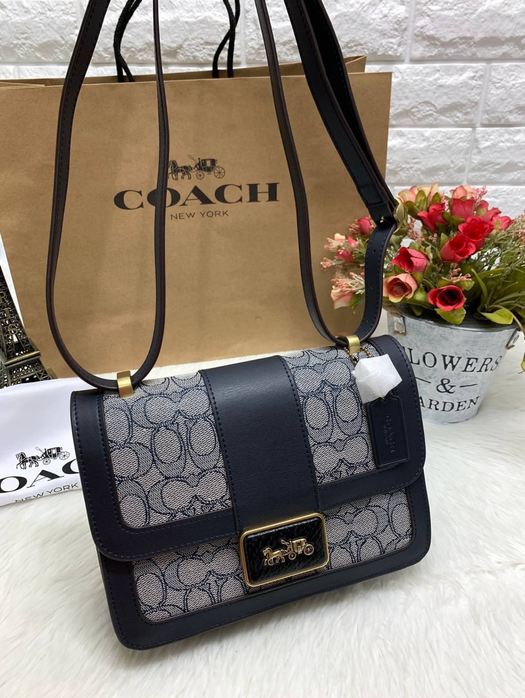 COACH ALIE SHOULDER BAG IN SIGNATURE JACQUARD WITH SNAKESKIN DETAIL ((4615)) 🔺ยังไม่เข้าไทยค่ะ ได้ไปไม่ผิดหวังแน่นอนค่ะ! พร้อมส่ง! กระเป๋าสะพายข้างหรือสามารถทบสายกันเพื่อคล้องไหล่ได้ค่ะ วัสดุ Jacquard+หนังแท้ หนังนิ่มสวยงามมากๆค่ะ ด้านหน้าเป็นแผ่น
