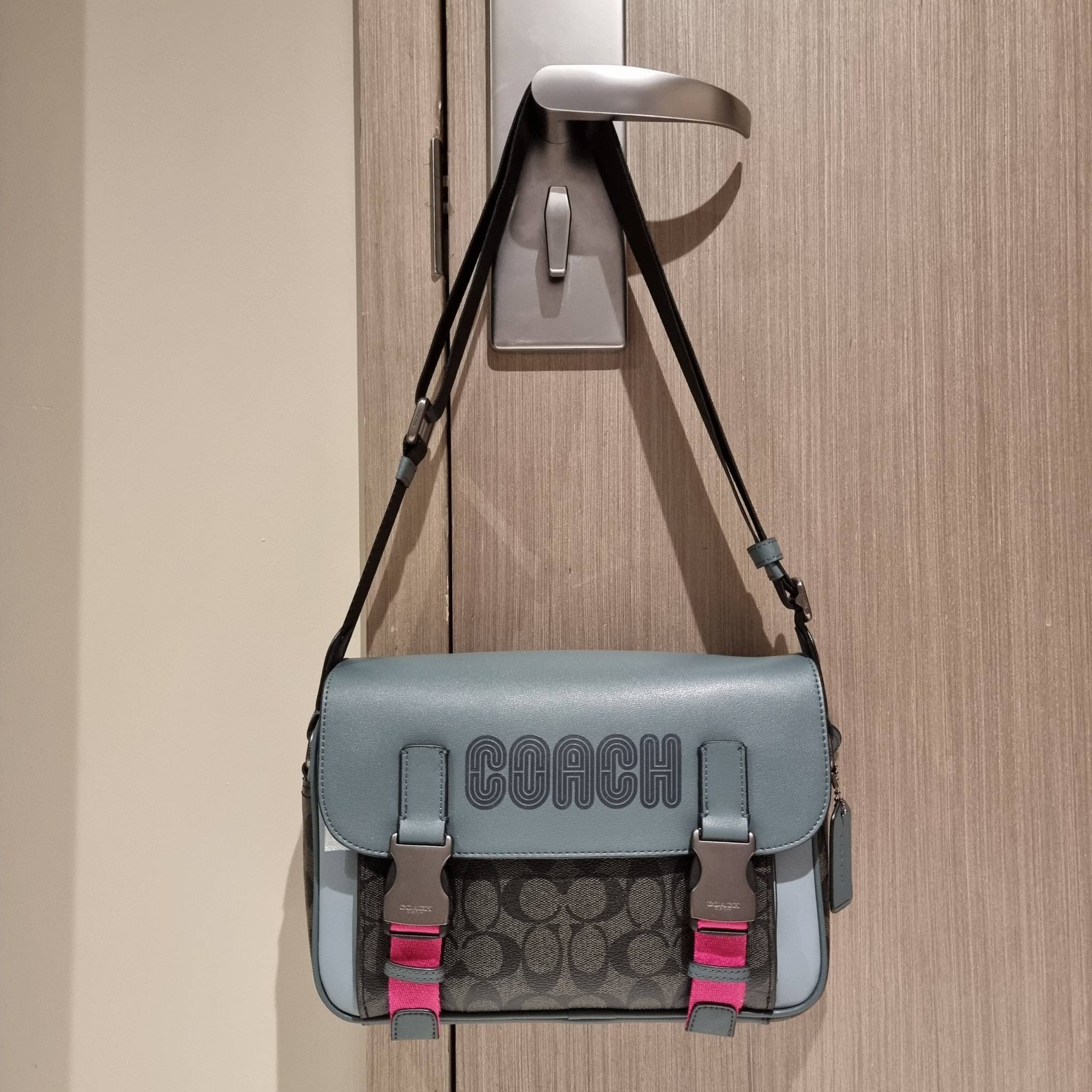 COACH TRACK CROSSBODY IN COLORBLOCK WITH COACH PATCH C6657 C8128 หล่อบอกต่ออีกหนึ่ง กระเป๋าสะพายทรงแมสเซ็นเจอร์ รุ่นเอาใจหนุ่มๆ ที่สาวๆก็อยากใช้!! ด้วยดีไซน์สีคัลเลอร์บล็อคที่โดดเด่น ทำให้ดูน่าใช้งาน วัสดุหนังแท้ สวยคมซ่อนหรู ฝากระเป๋ามีตัวล็อคแน่นหนา เปิ