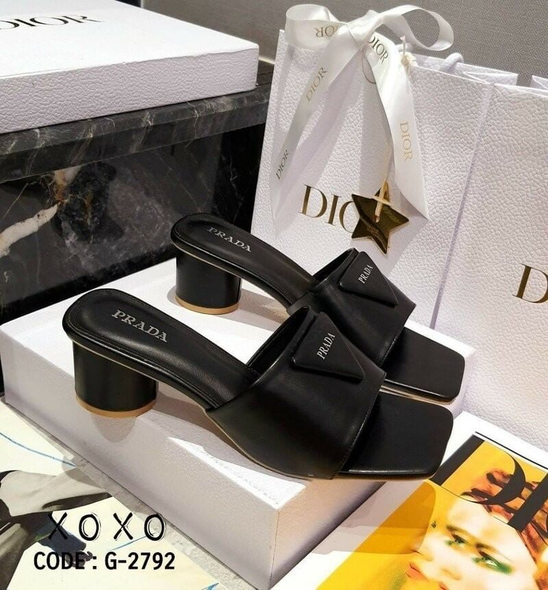 Prada งานสวม สวย เก๋ หรู วัสดุหนัง PU ส้นทรงกระบอกทรงกลม ใส่สบาย ใช้งาน ไม่เมื่อย น้ำหนักเบา ด้านหน้าติดอะไหล่แบรนด์โลโก้ทรงสามเหลี่ยม แมทส์ชุดง่าย