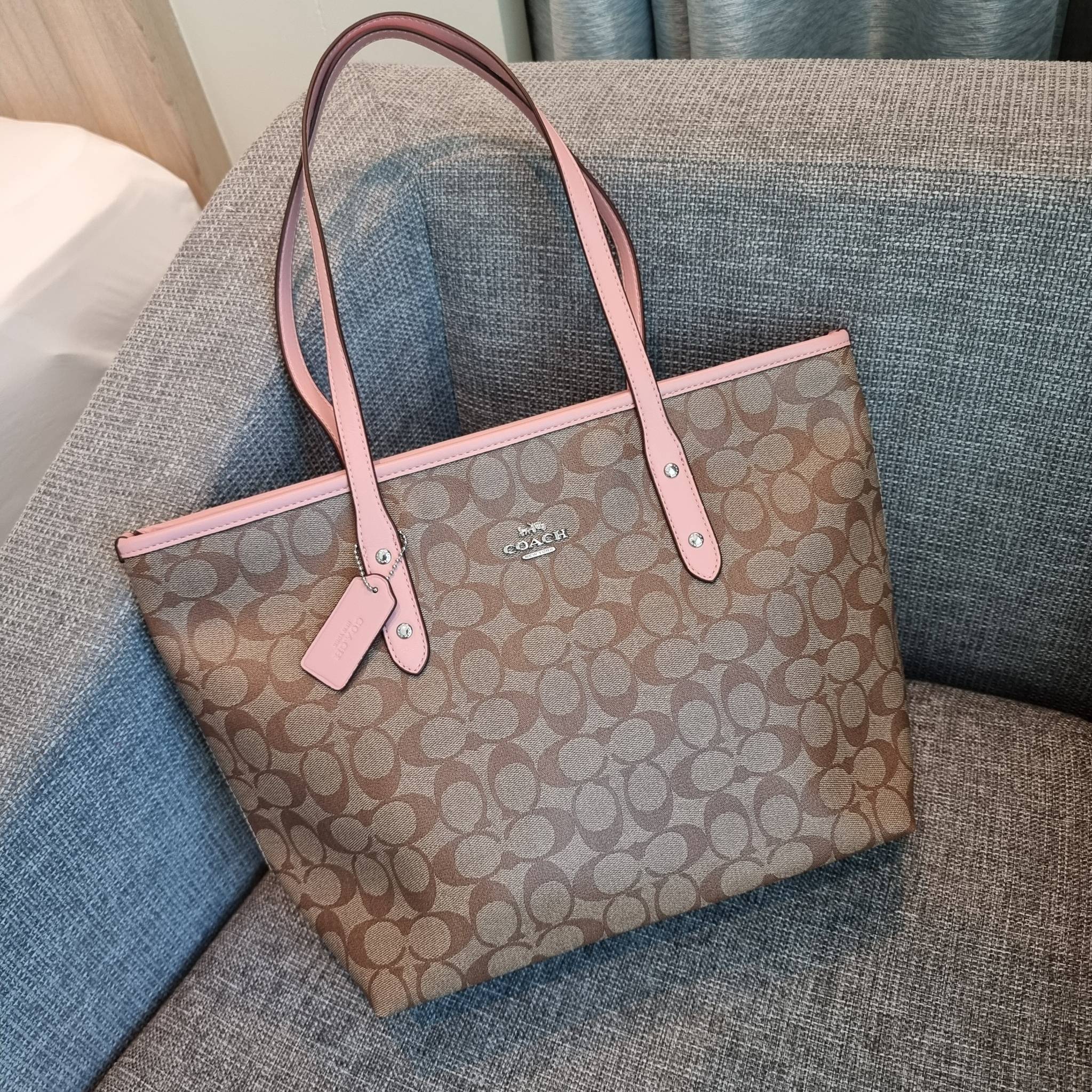 OUTLET 】COACH F58292 CITY ZIP TOTE IN SIGNATURE 16" รุ่นขายดี!! ไซส์ใหญ่ สีสวยมาให้แบบจัดเต็ม!! กระเป๋าถือทรงโท้ทใบใหญ่ สวยน่าใช้ทุกสี สะพายคล้องไหล่ได้เก๋ๆ จุของแน่นๆไปเลยจ้า!! วัสดุหนังแคนวาสคุณภาพ ปากกระเป๋าเปิด-ปิดด้วยซิป กันของหล่นได้ ถือไปไหนก็