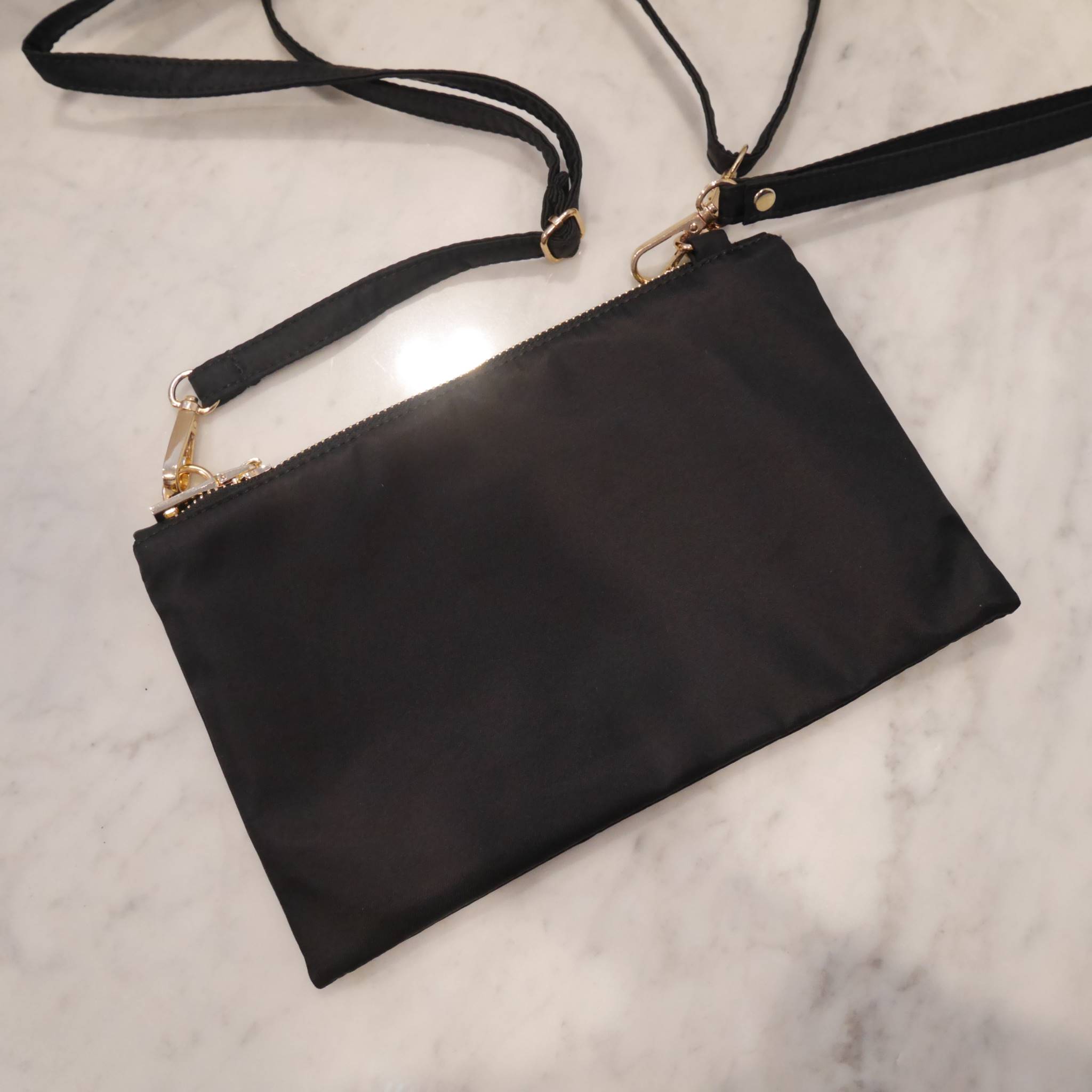 รุ่นยอดนิยม! **กลับมาแล้วคะ กระเป๋าอเนกประสงค์ทรง clucth & crossbody จาก งานพรีเมี่ยมกิ้ฟ จากเคาเตอร์ต่างประเทศคะ แบรนด์ PRADA มาค่า เป็น กระเป๋าผ้าไนล่อน ตามแบบฉบับของแบรนด์เลย ใบนี้มีสายยาวให้คะ **เลิศมาก สะพายเป็น shoulder bag ได้เลย ขนาดกำลังดีคะ ใส่ม