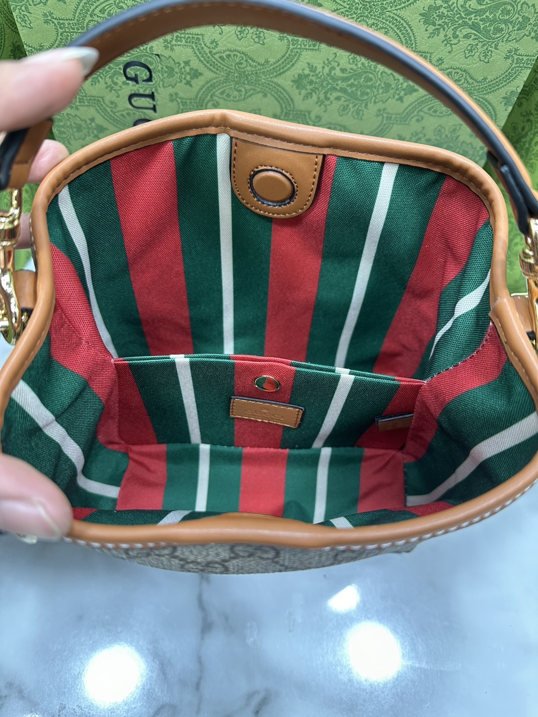 7.5" ORI หนังแท้ | Gucci GG Emblem small bucket bag กระเป๋าสะพายทรงบัคเก็ตใบเล็ก คอลใหม่ตีความประวัติศาสตร์แห่งความสง่างามและงานฝีมือของแบรนด์ขึ้นใหม่