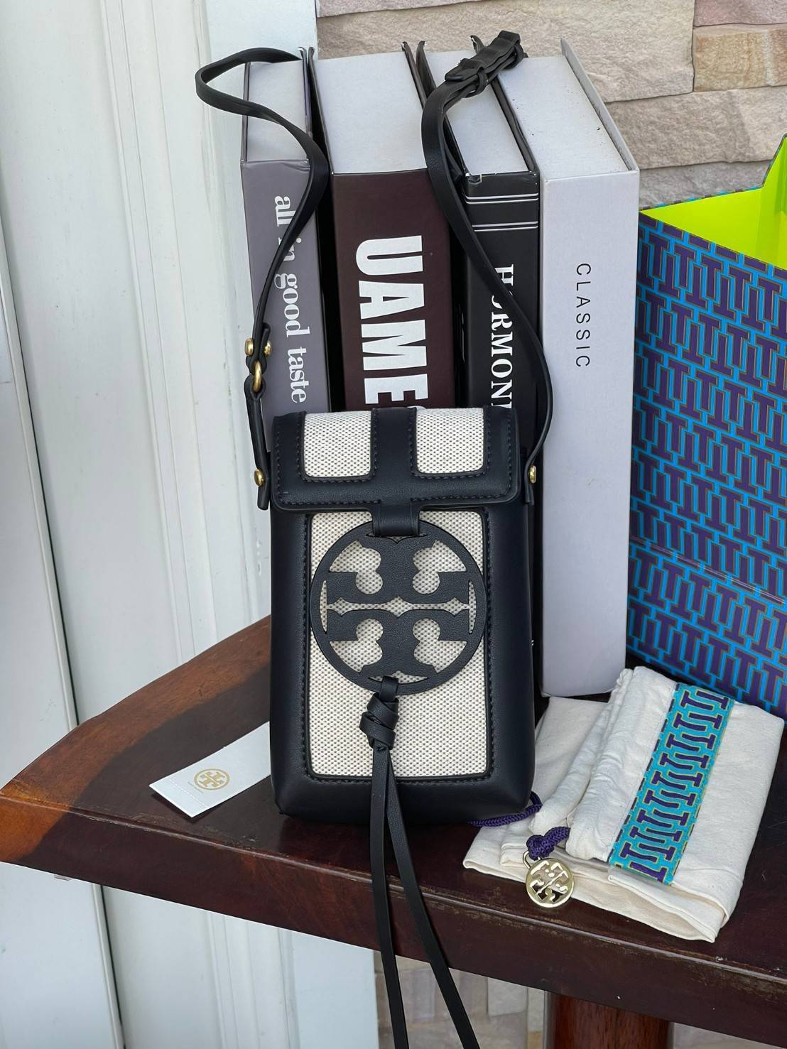 ของแท้ 💯% Tory Burch Miller Leather & Canvas Crossbody Phone Case ขึ้นชื่อว่ากระเป๋าสำหรับใส่มือถือหรือของจุกจิกต่างๆ โดยให้เหมาะกับการใช้งานนั้นมีไม่มาก คอลเลคชั่นนี้ออกมาเพื่อเอาใจสาวๆโดยเฉพาะ สีสันสุภาพ