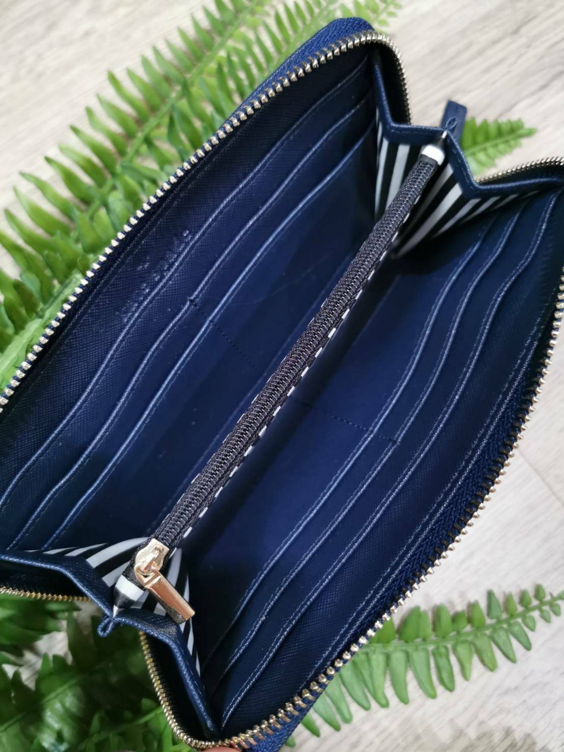 KATE SPADE NEW YORK GLITTER LONG WALLET กระเป๋าสตางค์ใบยาวรุ่นใหม่ล่าสุดจาก KATE SPADE FACTORY หนัง SAFFIANO ตัด Gitter วิ้งๆสวยหรูอยู่ทรงตามคอนเซปคอลเลคชั่นใหม่ เปิดปิดด้วยซิปรอบด้านหน้ามีโลโก้สวยเรียบหรูภายในมีโลโก้ ช่องซิปกลาง ช่องใส่บัตรหลายช่อง สามาร