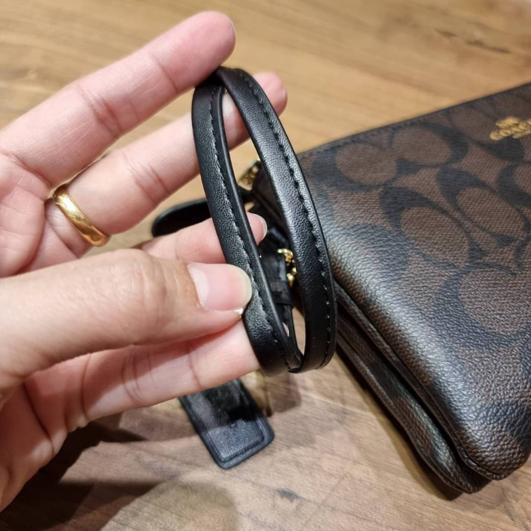 COACH F54057 DOUBLE ZIP WALLET IN SIGNATURE กระเป๋าคล้องมือ size L ใบนี้ใส่มือถือได้ทุกรุ่น ขนาดกำลังดี พกพาสะดวกมากๆ วัสดุหนังสังเคราะห์ ภายในเป็นผ้าสีสวยคม ใส่ธนบัตร ใส่บัตรได้เยอะ ใส่มือถือได้สบายๆทุกรุ่น ตอบโจทย์สาวๆที่ไม่ชอบพกเยอะวุ่นวายจ้า ใบนี้เอาอ