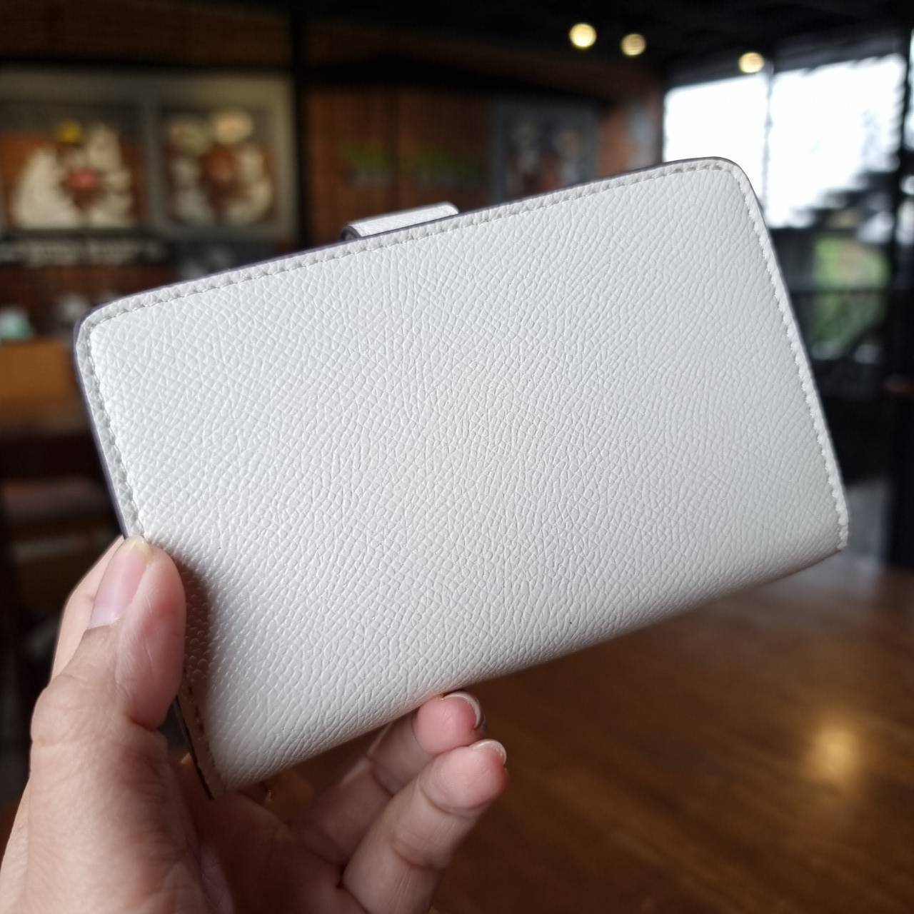 ของแท้ 💯% COACH F11484 MEDIUM CORNER ZIP WALLET มาแล้วจ้า!! รุ่นที่สาวๆตามหา 💃 กระเป๋าสตางค์ใบกลาง สีคลาสสิค เรียบแต่แฝงความหรู ด้วยวัสดุหนัง crossgrain ที่ดูแลรักษาง่าย
