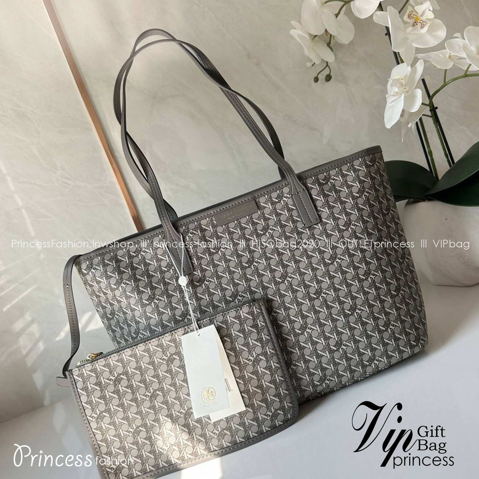 Tory Burch Ever Ready Zip Tote Small Coated Canvas / Tory Burch Geo Logo Tote กระเป๋าโท้ท พิมพ์ลายด้วยลวดลายสานตะกร้าอันเป็นเอกลักษณ์ของแบรนด์ ซึ่งได้แรงบันดาลใจจากความหลงใหลในงานจักสานของผู้ก่อตั้ง