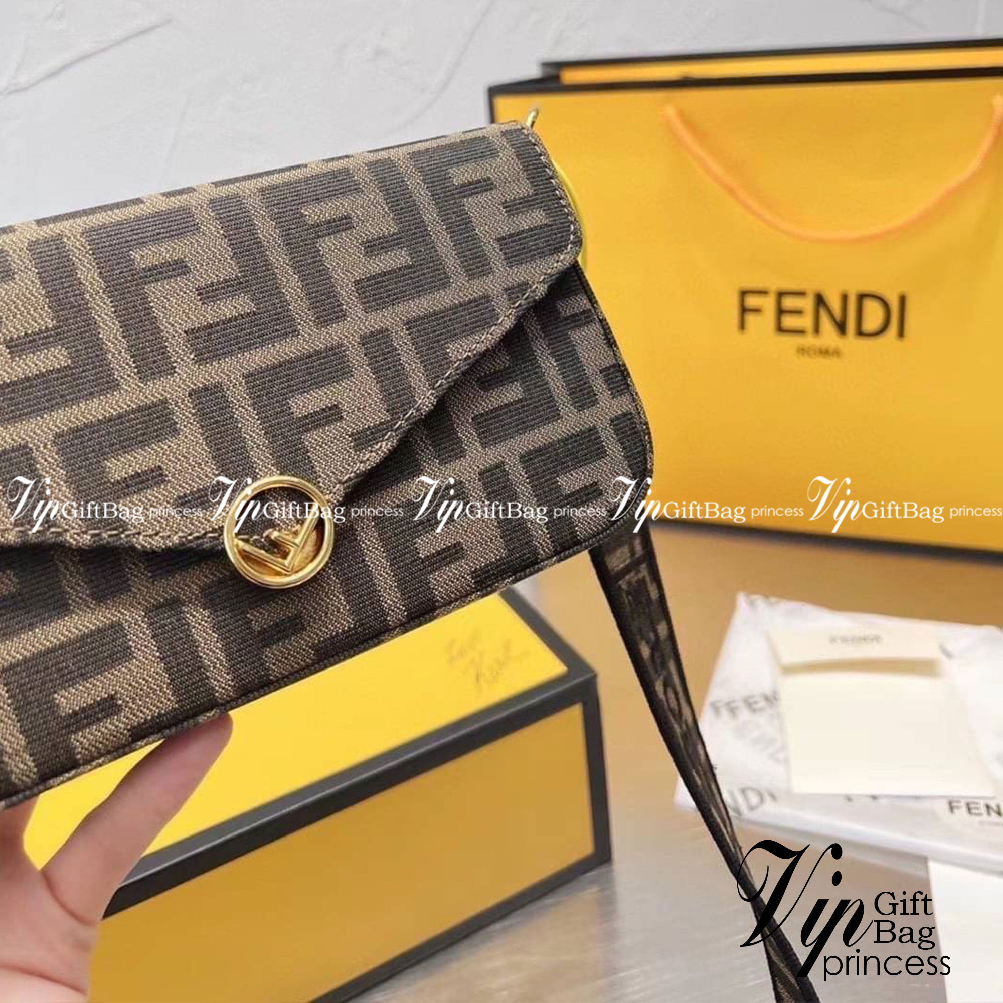 Fendi Wallet With Pouches / Fendi Mini Bag / Fendi multi pochette felicie shoulder bag กระเป๋าสะพายไซส์มินิ แคนวาสโมโนแกรม สุดคุ้ม 3 ชิ้น ในเซท ใช้งานง่ายเป็นระเบียบแบ่งสัดส่วนชัดเจน ใบเล็กกะทัดรัด แต่ใช้งานคุ้มมากๆ มาพร้อมสายสะพายดีไซส์สปอร์ตถอดได้ อะไหล
