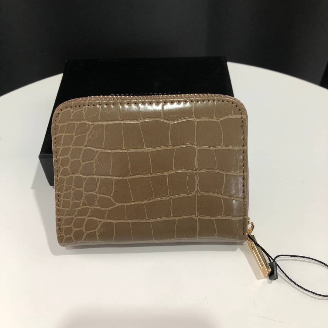 GUESS Basic Women Small Wallet กระเป๋าสตางค์แบบสั้น อะไหล่ทอง หนังปั้มลายสวยหรู