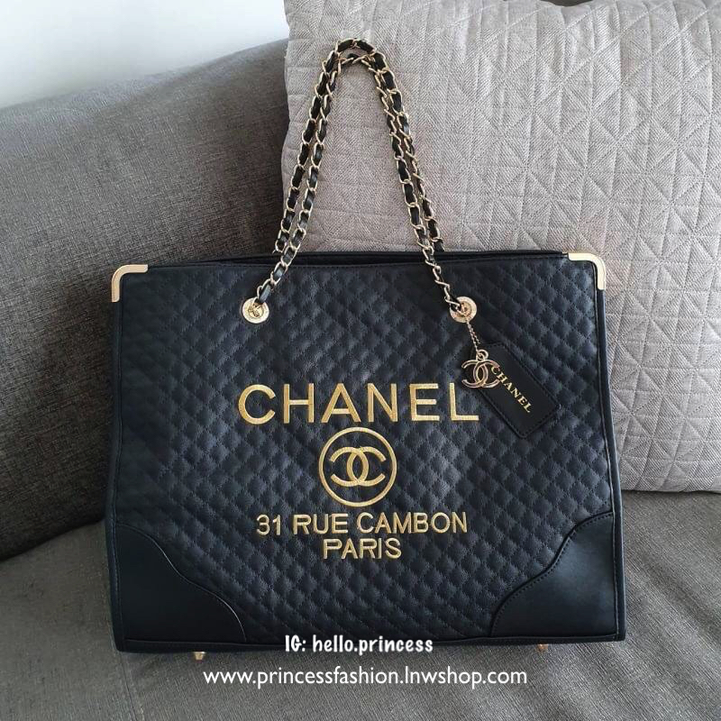 Vip Gift Premium Gift พรีเมี่ยมกิ๊ฟ แท้💯 สินค้าแถมจากเค้าเตอร์เครื่องสำอางค์ที่ญี่ปุ่น กระเป๋า Chanel quilted 31 Rue Cambon Paris Shopping Bag Size : กว้าง 43 * สูง 33 * ฐานกระเป๋า 13 สายสูง 25 (ความยาวทั้งสาย 50) cm. Matarial : หนัง PU ลายตาราง ก