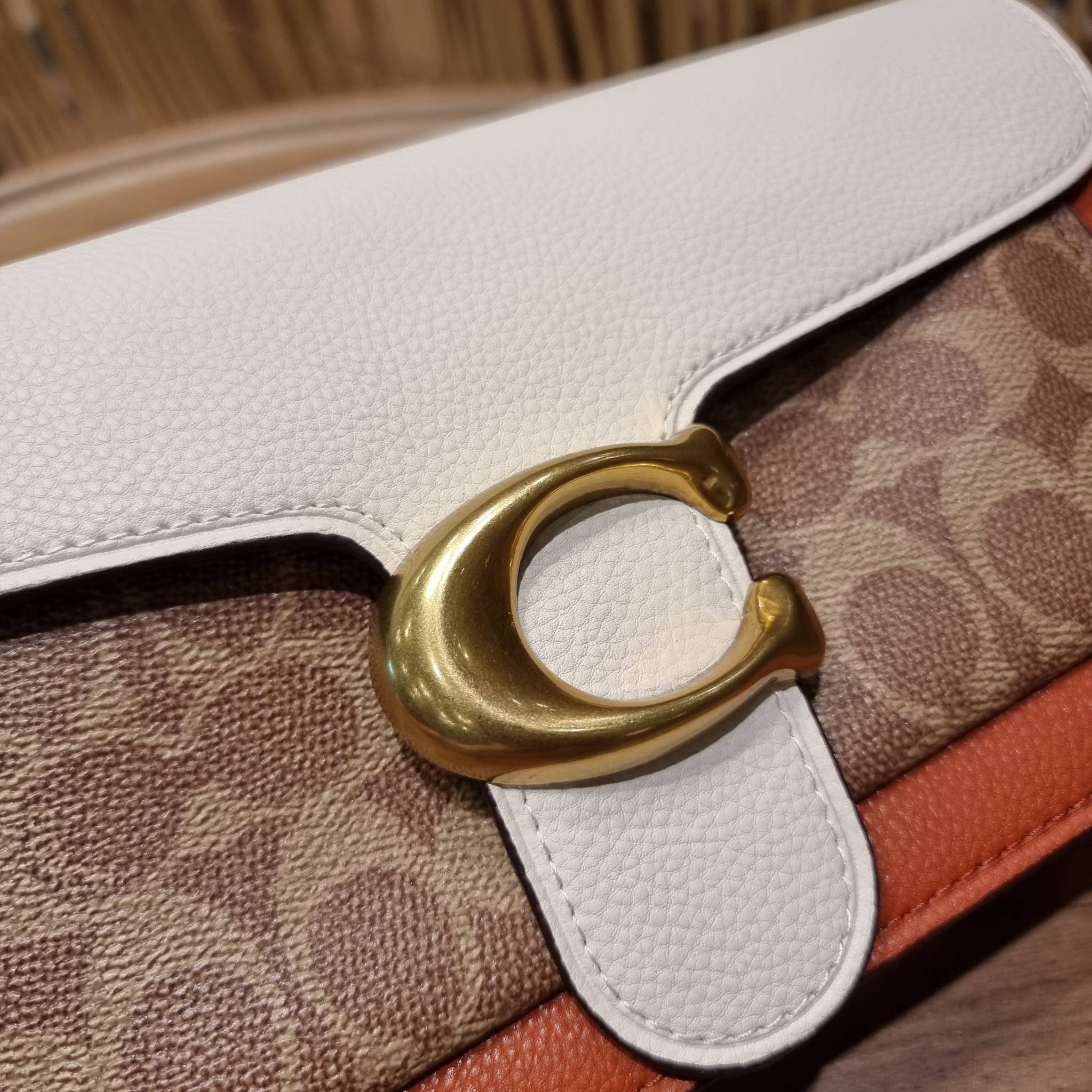 COACH TABBY SHOULDER BAG 26 IN SIGNATURE CANVAS WITH BEADCHAIN (6793,91215) กระเป๋าสะพายไหล่ ดีไซน์วินเทจย้อนยุค สวยคมชัด คลาสสิคใช้ได้ทุกลุค วัสดุหนังแท้สลับหนังแคนวาสเคลือบลาย เปิด-ปิดด้วยแม่เหล็กในตัว รับรองแน่นหนา ด้านหลังมีช่องแยก ภายในเป็นช่องโล่ง ข