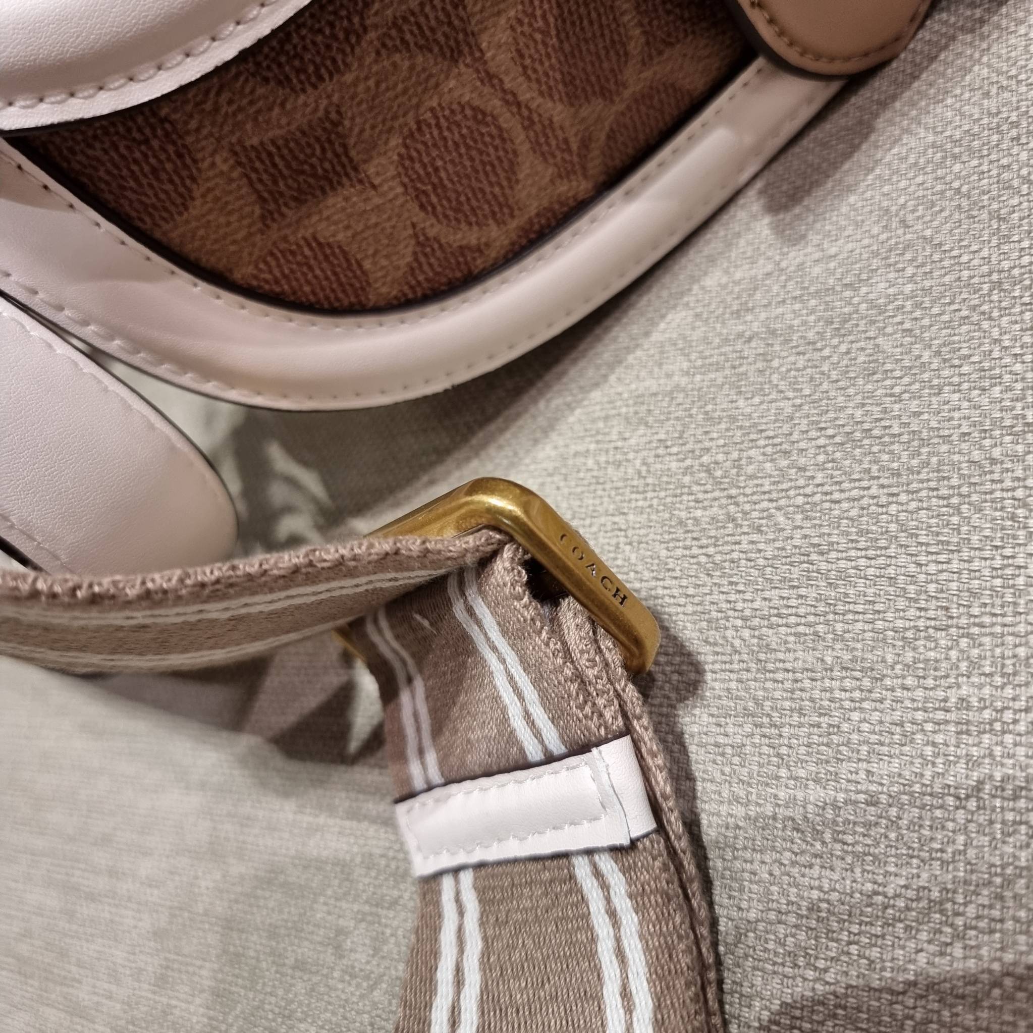 COACH C3837 BEAT SADDLE BAG WITH HORSE AND CARRIAGE PRINT The best item! ที่สาวๆรอคอย! ฮอตไฟลุก! สีหายาก ละมุนคุณหนู คอลเลคชั่นใหม่ ดีไซน์หรูหรา พิเศษมากๆมาพร้อมสายสะพาย 2 เส้น ใช้คู่กันหรือแยกสะพายก็สวยครบสูตร กระเป๋าสะพายทรง saddle คลาสสิค เปิด-ปิดด้วยก