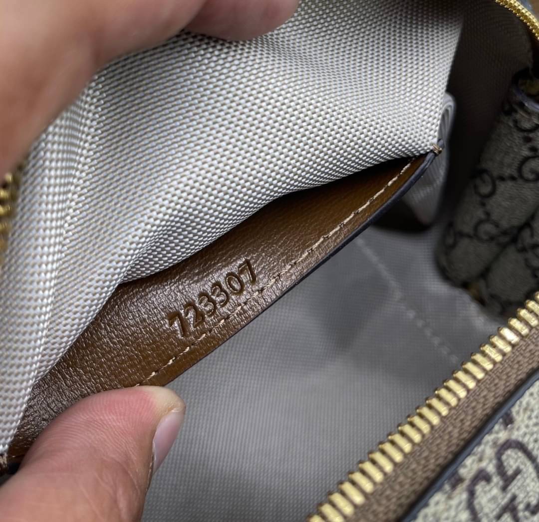 GUCCI Small duffle bag with Interlocking G เกรดออริจินอล กระเป๋าสะพาย กระเป๋าถือทรงหมอนสวยคลาสสิค วัสดุหนังแคนวาสอย่างดี ใบจริงสวยมาก! เปิด-ปิดกระเป๋าด้วยซิป หัวซิปตัว G อะไหล่สีทอง เลิศ!! ภายในโล่งกว้าง มาพร้อมสายสะพาย ปรับได้ ถอดออกได้ จะถือหรือสะพาย cr