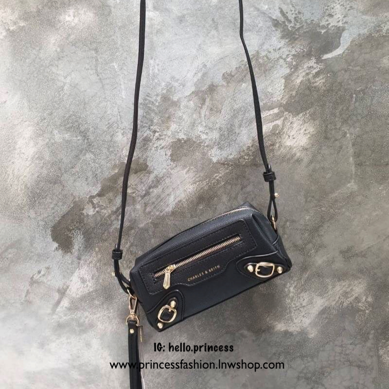 CHARLES & KEITH กระเป๋าคล้องมือ/สะพายข้าง รุ่นสวย รุ่นยอดฮิต ด้านหน้าปั๊มตราแบรนด์ แต่งอะไหล่เข็มขัดเท่ห์ๆ เก๋ๆ มีช่องซิปเล็กด้านหน้า รุ่นนี้คล้องมือได้ สะพายข้างแบบยาวได้ ช่องด้านในพอใส่ของกระจุกกระจิก โทรศัพท์มือถือ เหมาะกับวันชิวๆ รอบนี้มา 3 สี เอาไปใส