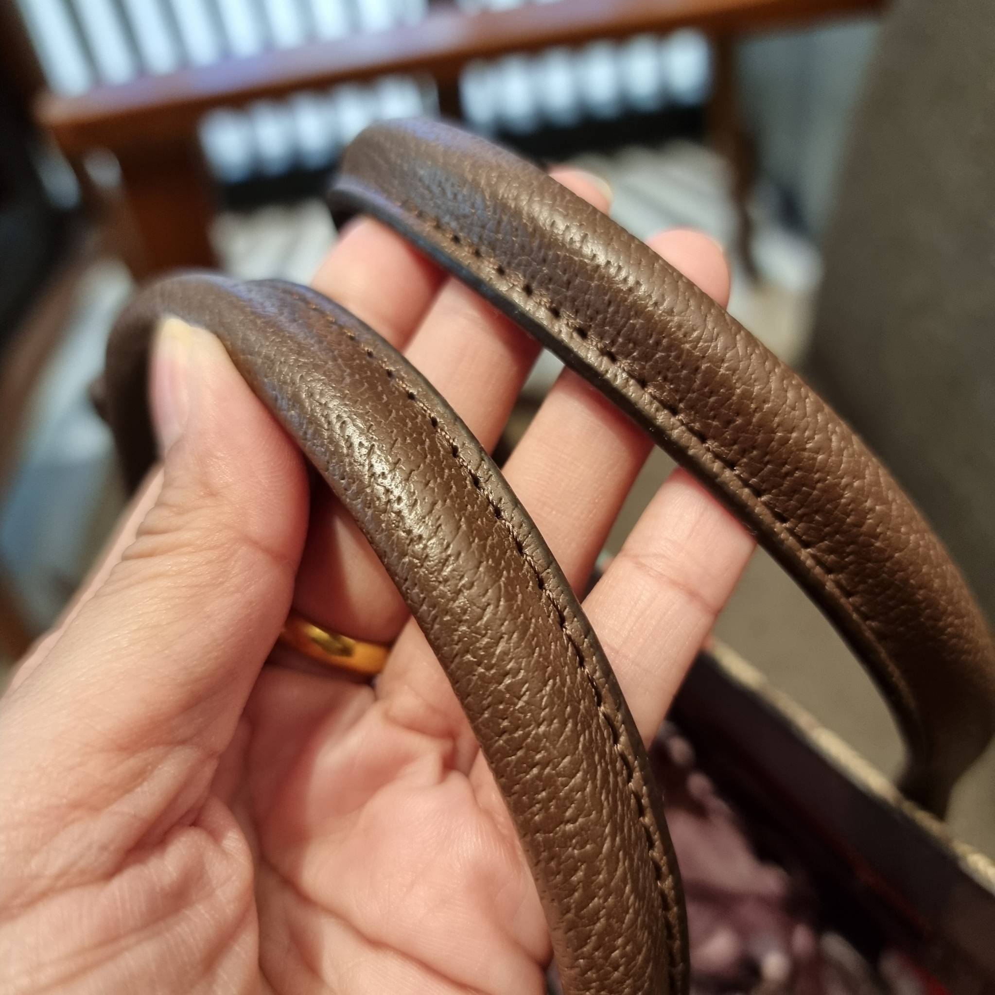 GUCCI Tiger GG small tote ใบใหญ่ ร้อนแรงไฟลุก!! ต้อนรับปีเสืออย่างเป็นทางการ จัดให้แบบเลิศๆ กับกระเป๋าทรงโท้ท วีไอพีพรีเมี่ยมกิ๊ฟ ไซส์ใหญ่ โดดเด่นด้วยจัมโบ้ฟอนท์ สวยเอกลักษณ์ วัสดุหนังแคนวาส ภายในโล่งกว้างมาก ใส่ของแบบแน่นๆ จุๆไปได้เลย หมดห่วง!! และยังมีส