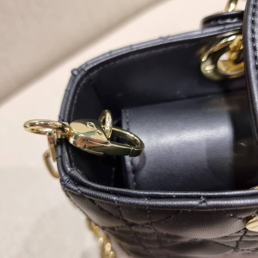 Medium Lady D-Joy Bag Cannage Lambskin / CD LADY D-JOY BAG ดีไซน์ใหม่ อัพเลเวลความหรู กับกระเป๋าสะพายข้างที่รอบนี้ดีไซน์รูปทรงโฉมใหม่ ใช้งานง่ายขึ้น สะดวกใช้มากขึ้น