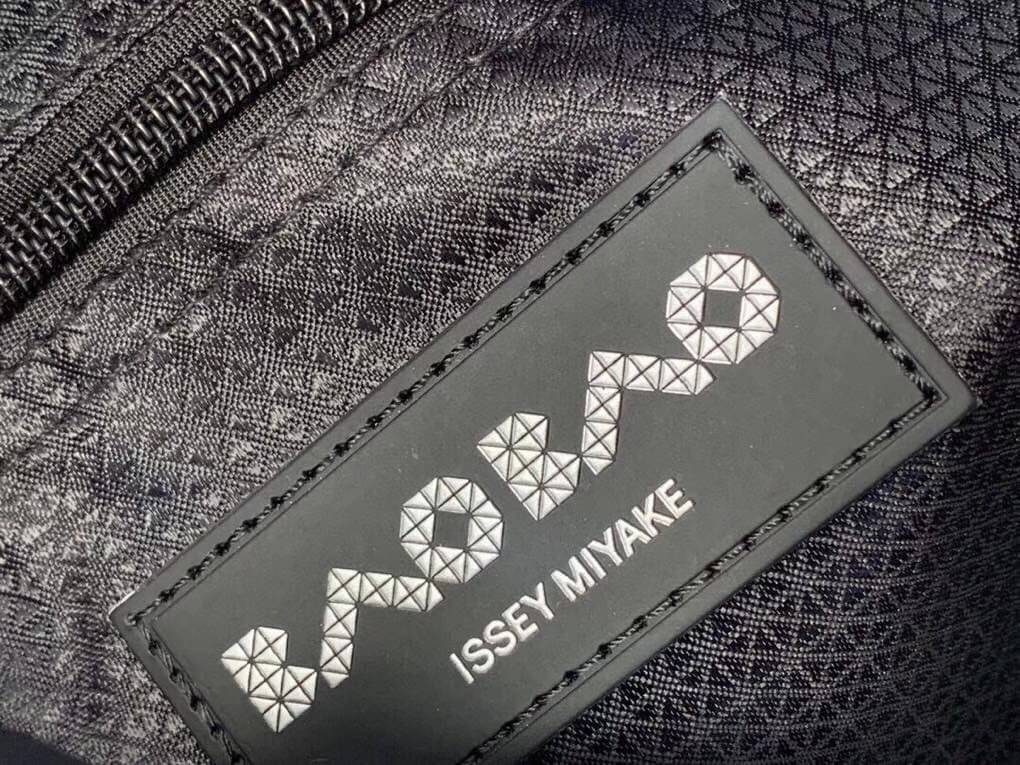 พรีเมี่ยมกิ๊ฟแท้ 100% 】ISSEY MIYAKE BAOBAO PLATINUM COLLR [GRAY]