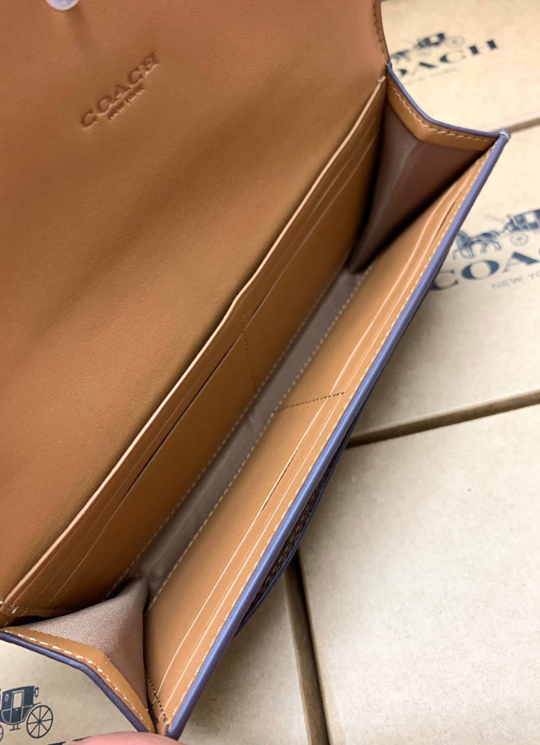 COACH SOFT WALLET BAG กระเป๋าสตางค์ใบยาว หนังชั้นแรก ลายcผสมหนังเรียบ แบบซองจดหมาย ฝาปิดเปิดแบบกระดุม มีช่องด้านหน้าหนึ่งช่อง ช่องใส่ธนบัตรตามยาวหนึ่งช่อง และช่องเสียบัตรต่างๆได้8ช่องค่ะ ด้านหลังเป็นช่องซิปยาวสำหรับใส่เหรียญนะคะ ใบขนาดพอดีมือ สีทูโทนน่าใช